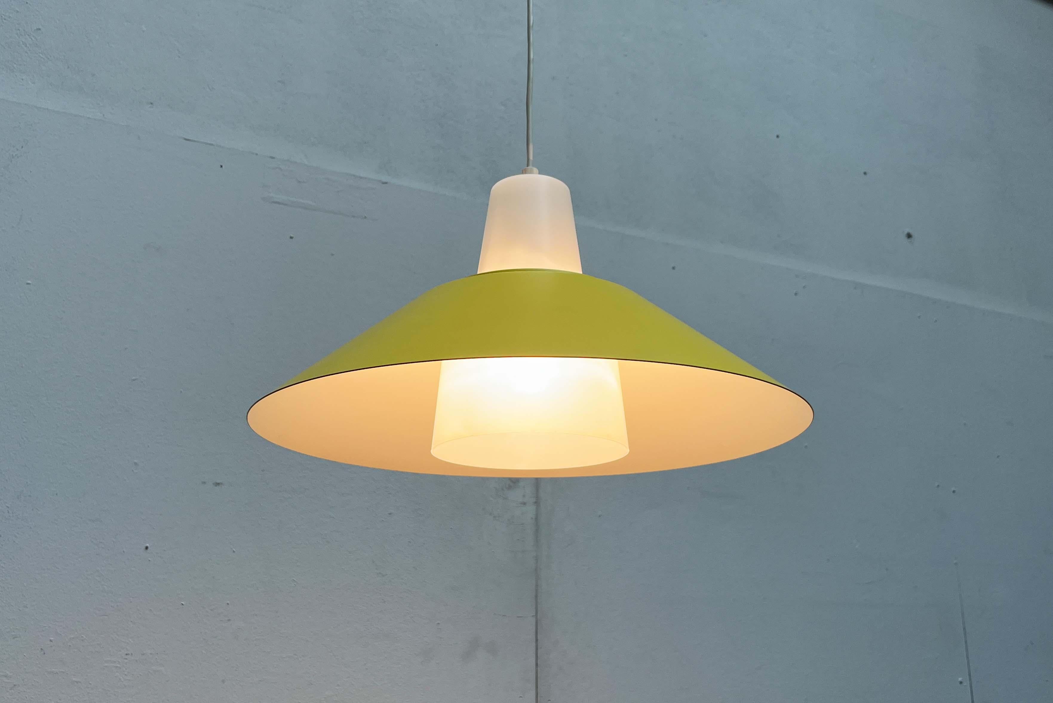 Lampada a sospensione minimalista danese della metà del secolo, anni '60 In condizioni buone in vendita a Hamburg, DE