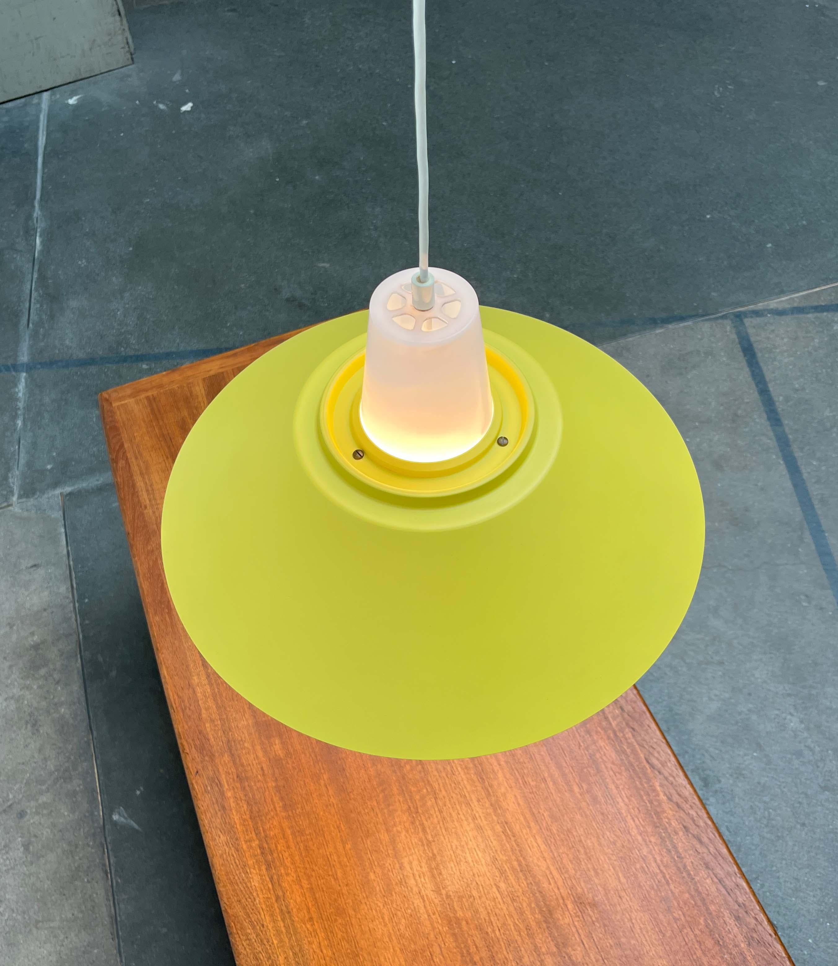 Metà XX secolo Lampada a sospensione minimalista danese della metà del secolo, anni '60 in vendita