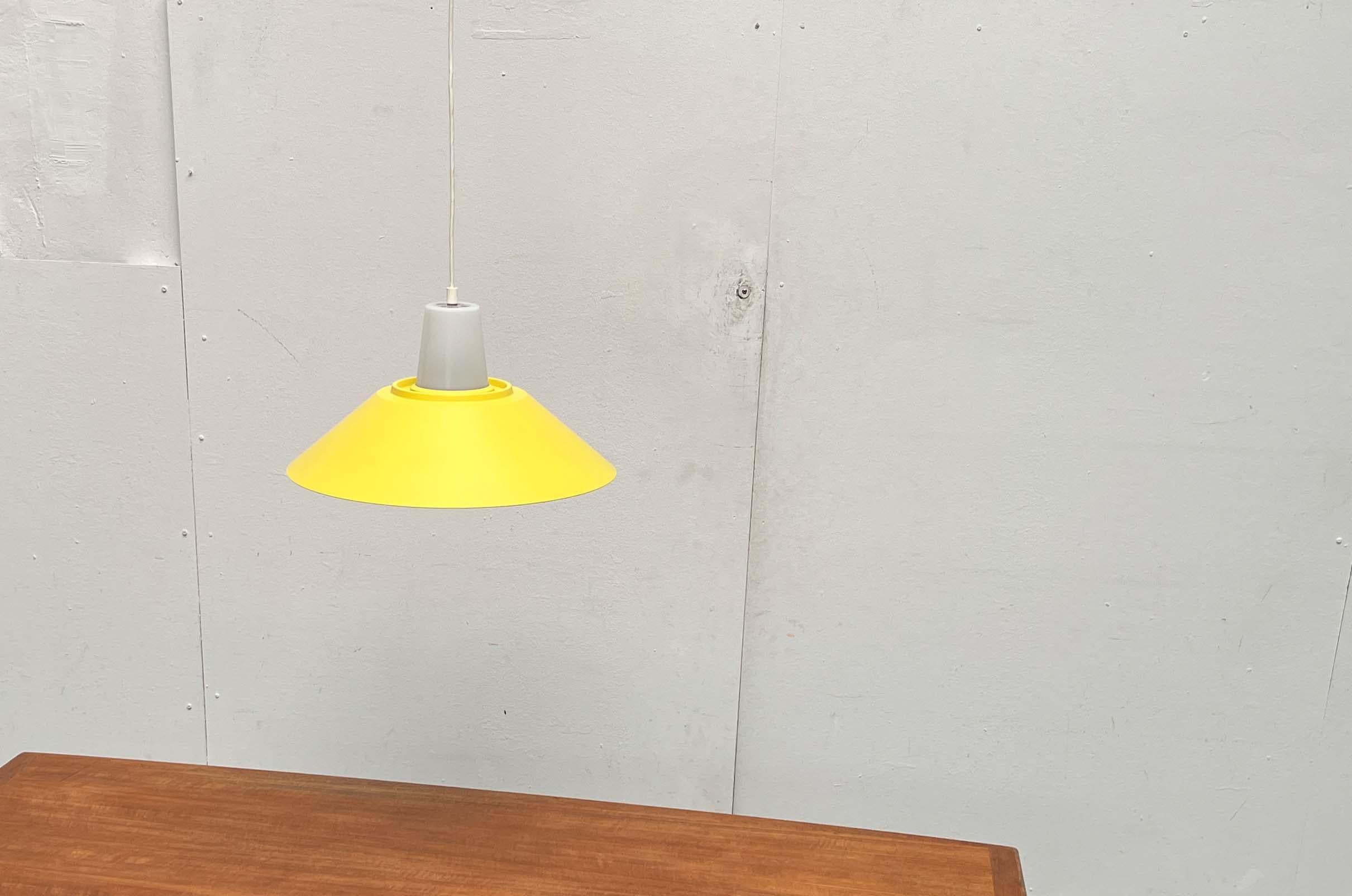 Lampada a sospensione minimalista danese della metà del secolo, anni '60 in vendita 1