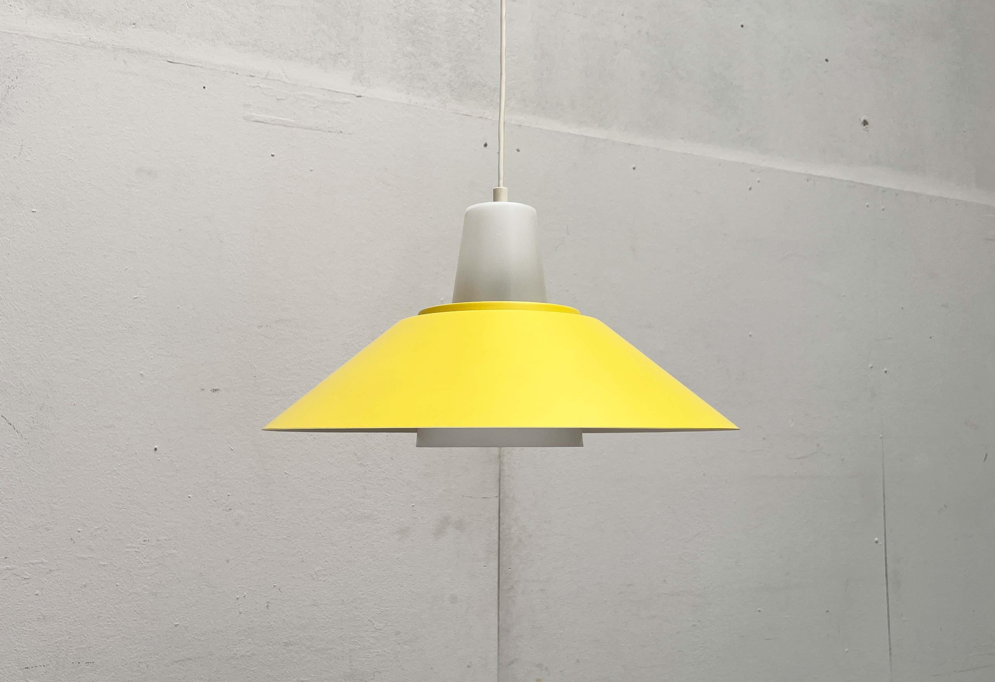 Lampada a sospensione minimalista danese della metà del secolo, anni '60 in vendita 2