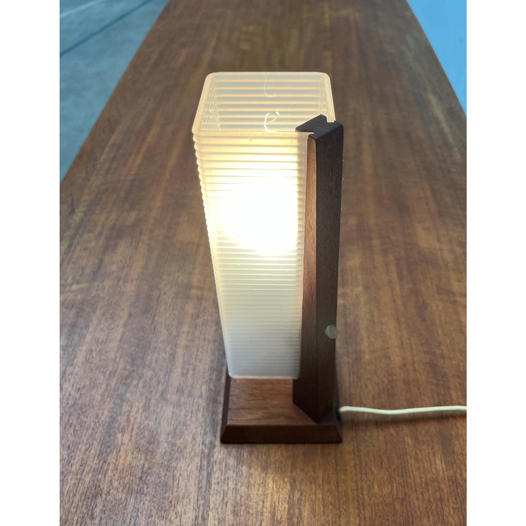 Lámpara de mesa danesa minimalista de teca de mediados de siglo, años 60 en venta 5