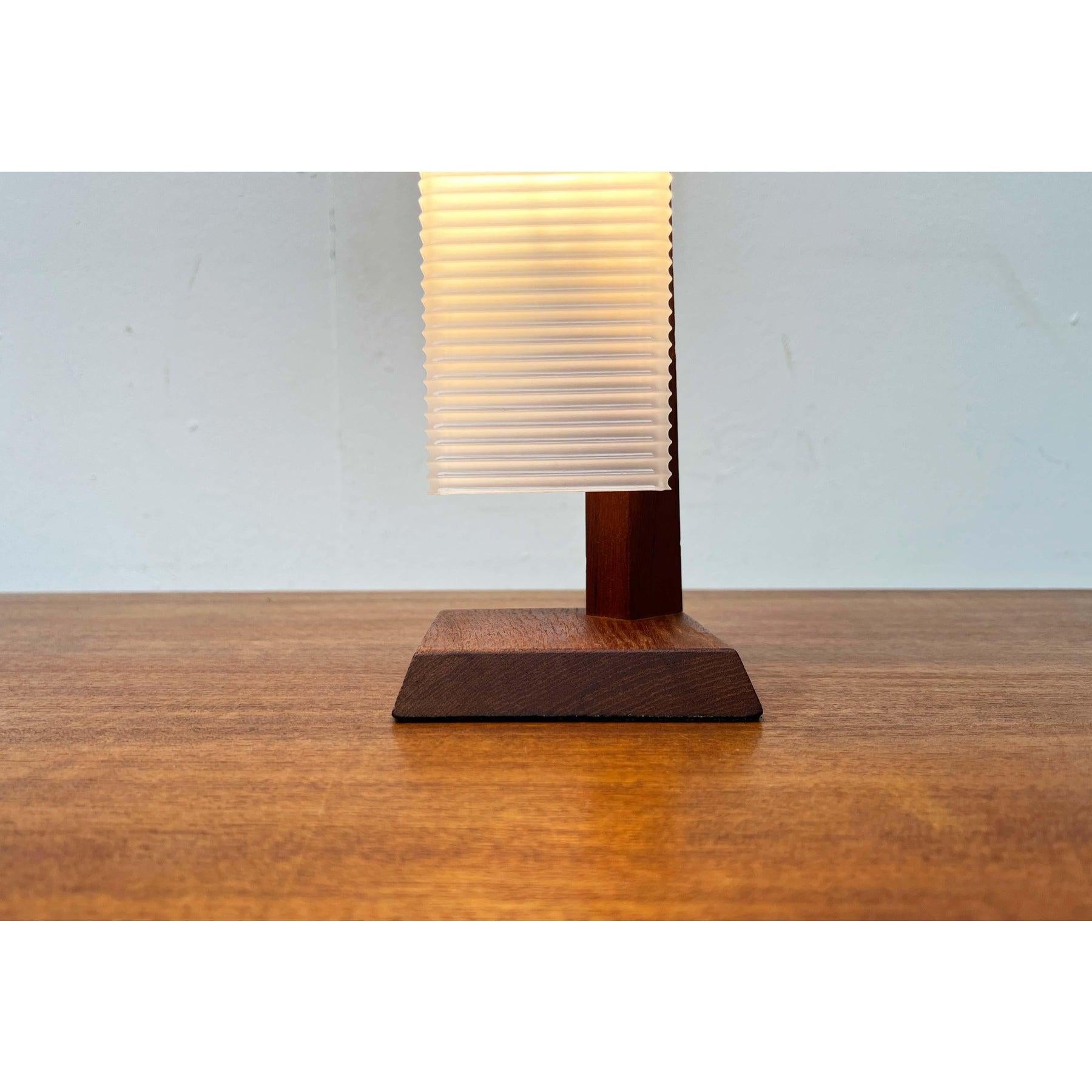 Lámpara de mesa danesa minimalista de teca de mediados de siglo, años 60 en venta 6