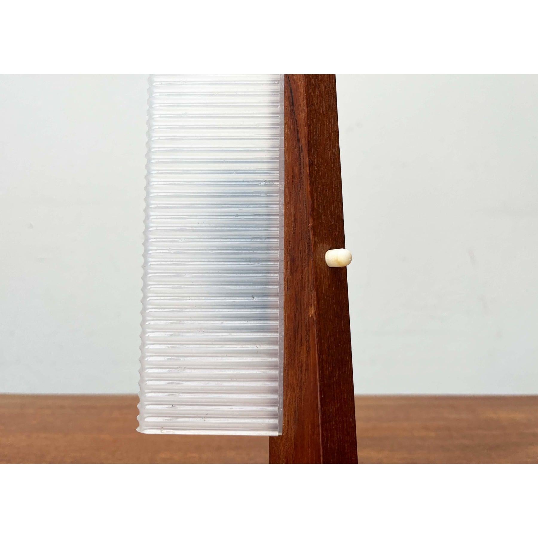 Lámpara de mesa danesa minimalista de teca de mediados de siglo, años 60 en venta 7
