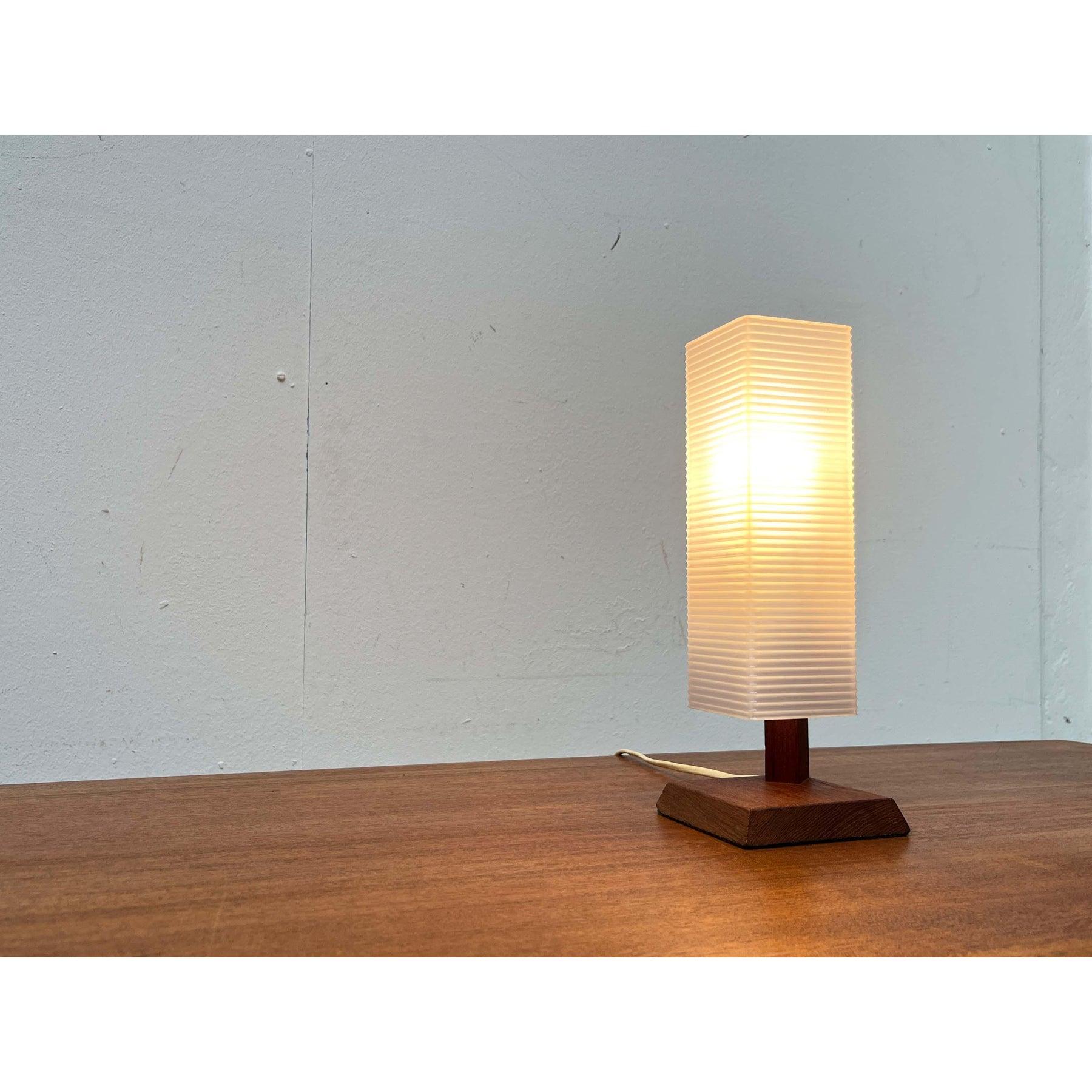 Lámpara de mesa danesa minimalista de teca de mediados de siglo, años 60 en venta 9