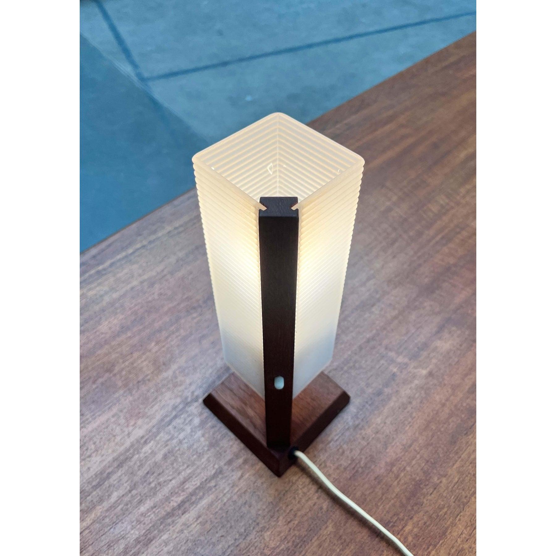 Lámpara de mesa danesa minimalista de teca de mediados de siglo, años 60 en venta 11