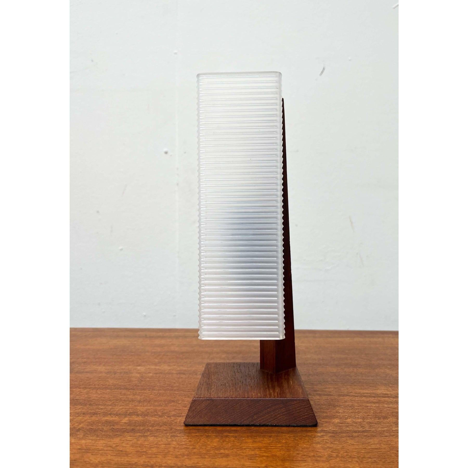 Lámpara de mesa danesa minimalista de teca de mediados de siglo, años 60 Moderno de mediados de siglo en venta