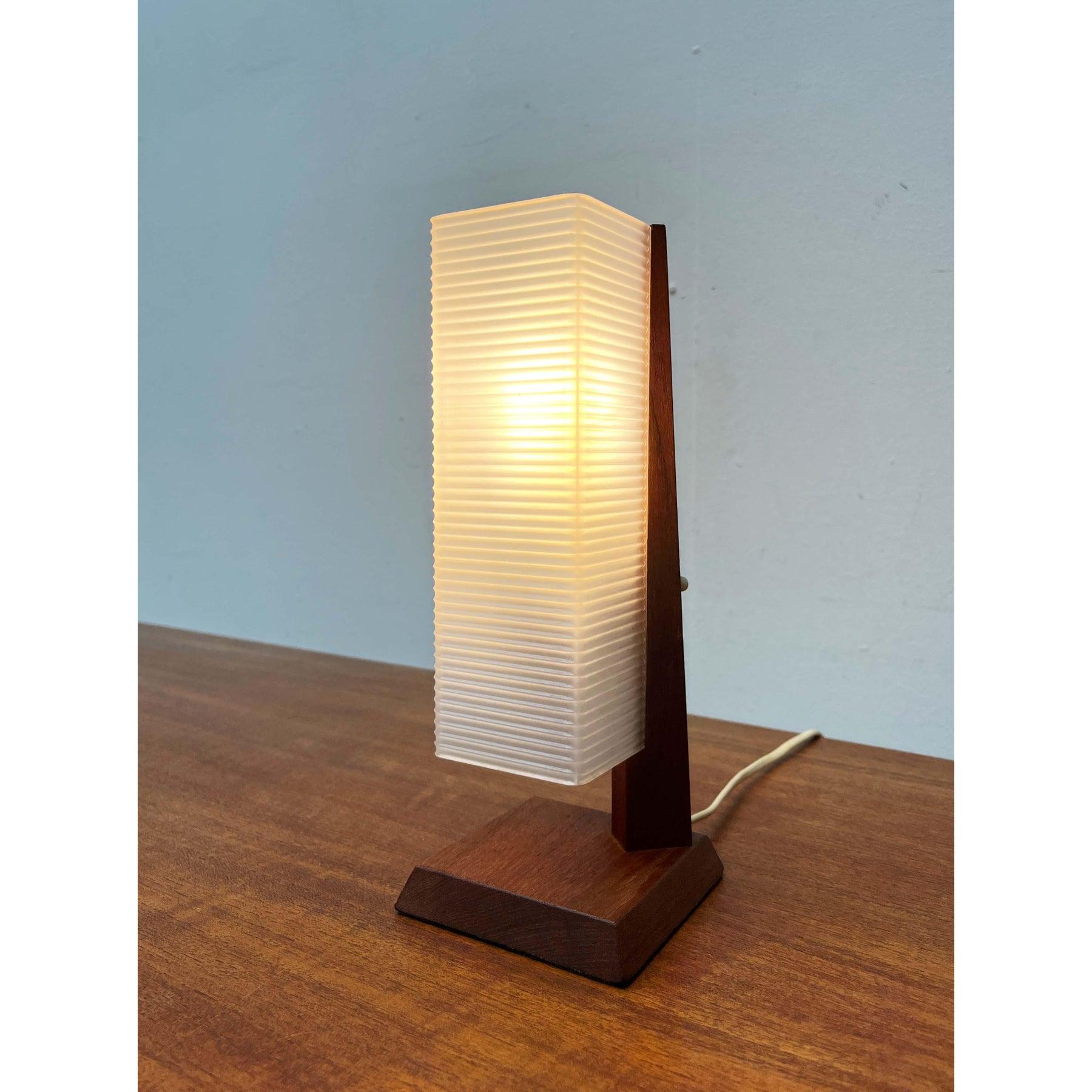 Lámpara de mesa danesa minimalista de teca de mediados de siglo, años 60 Danés en venta
