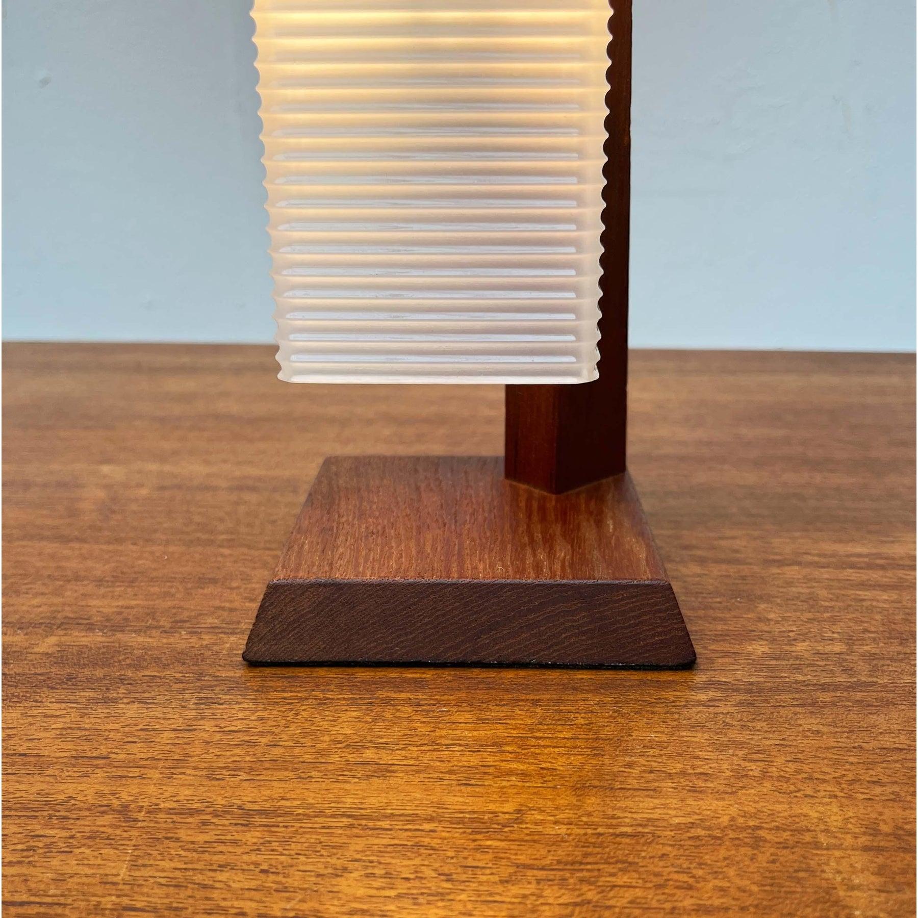 Lámpara de mesa danesa minimalista de teca de mediados de siglo, años 60 en Bueno estado para la venta en Hamburg, DE