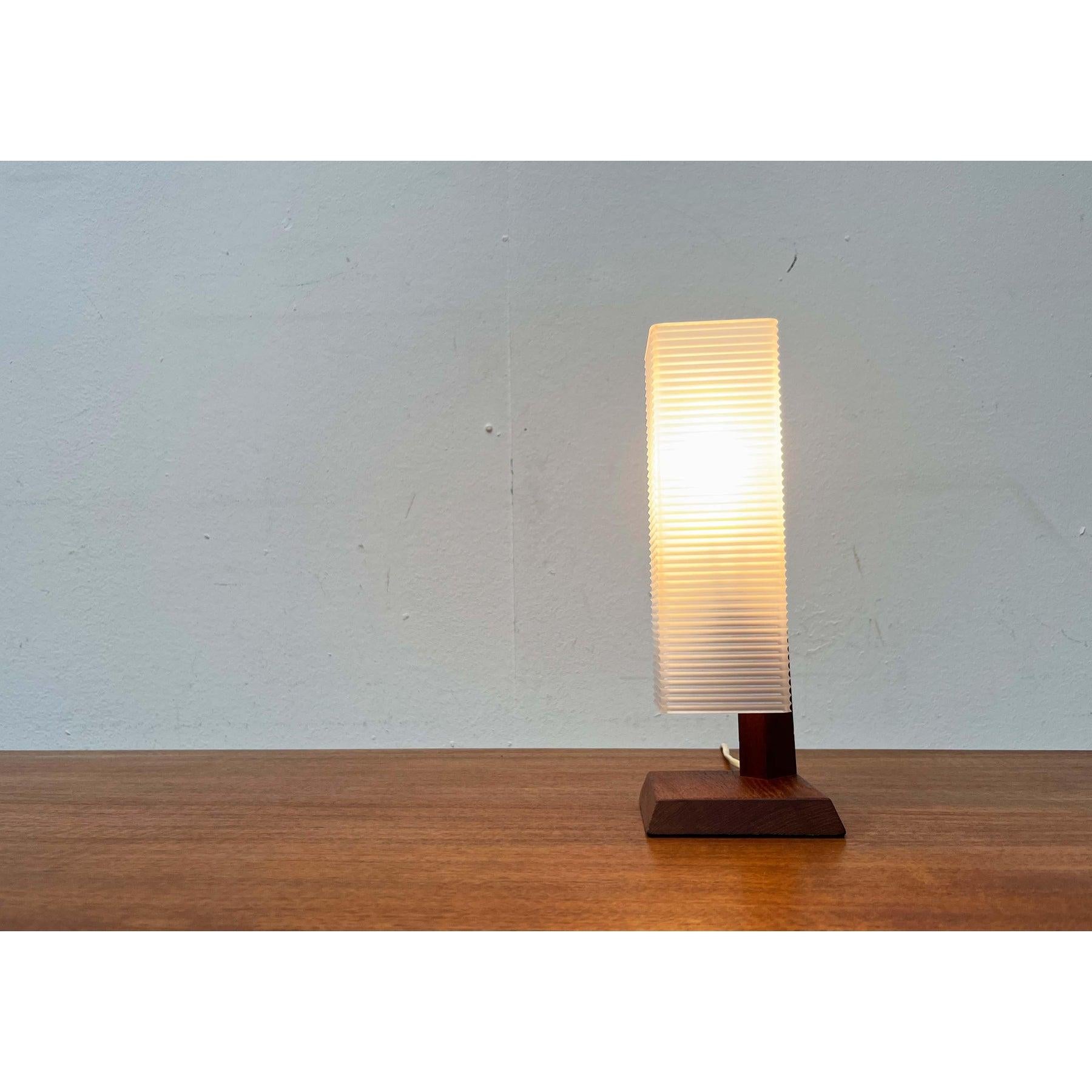 Lámpara de mesa danesa minimalista de teca de mediados de siglo, años 60 siglo XX en venta
