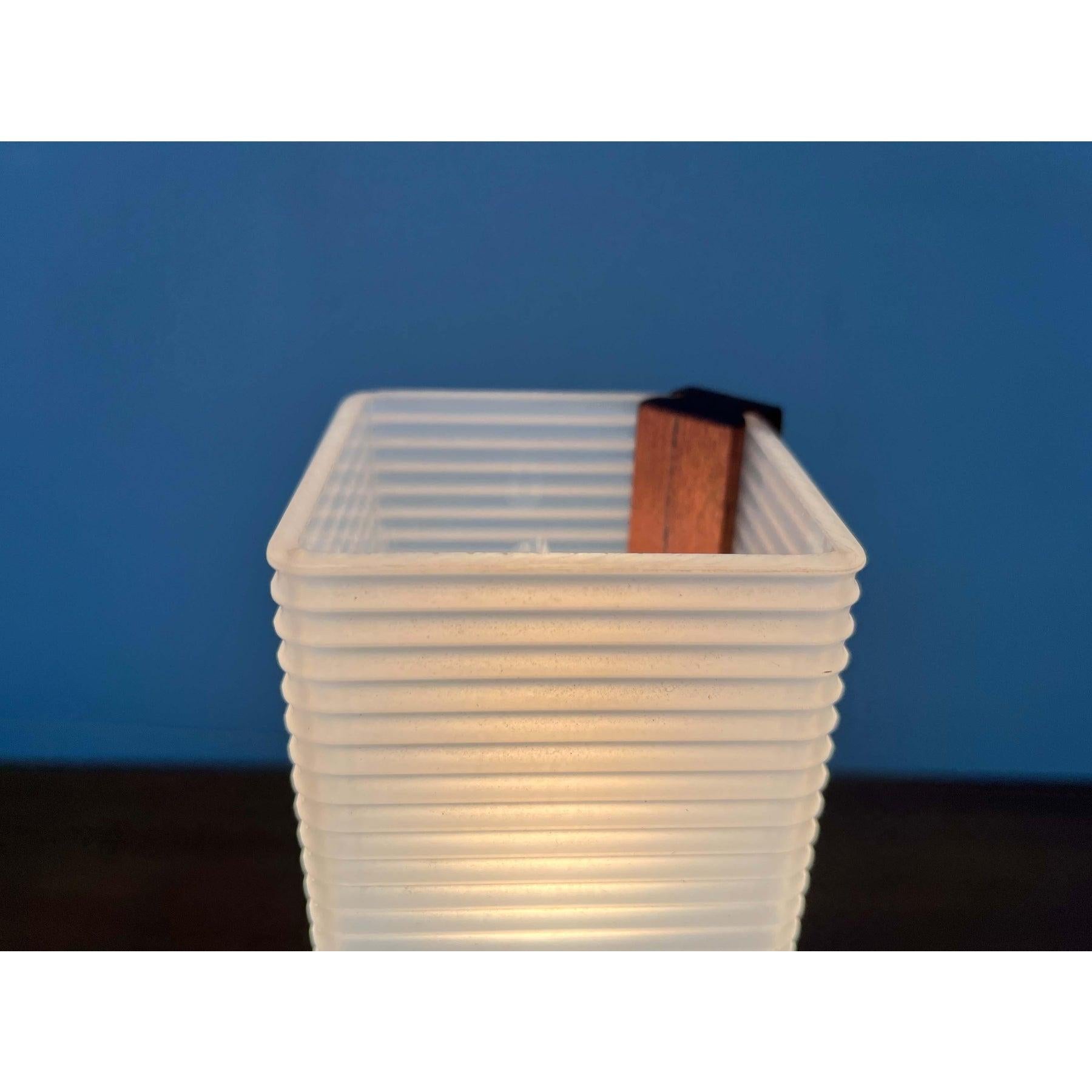 Lámpara de mesa danesa minimalista de teca de mediados de siglo, años 60 Plástico en venta