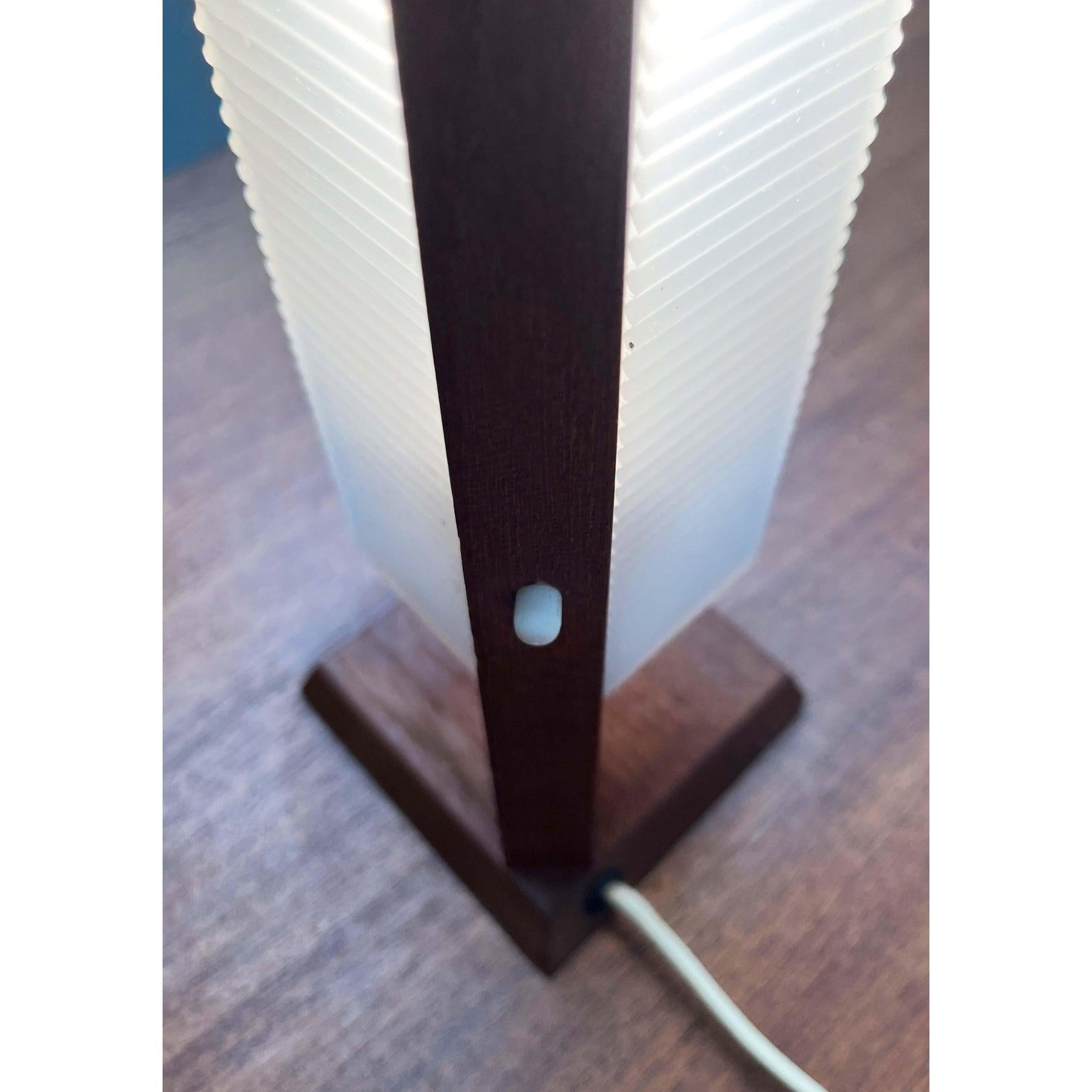Lámpara de mesa danesa minimalista de teca de mediados de siglo, años 60 en venta 1