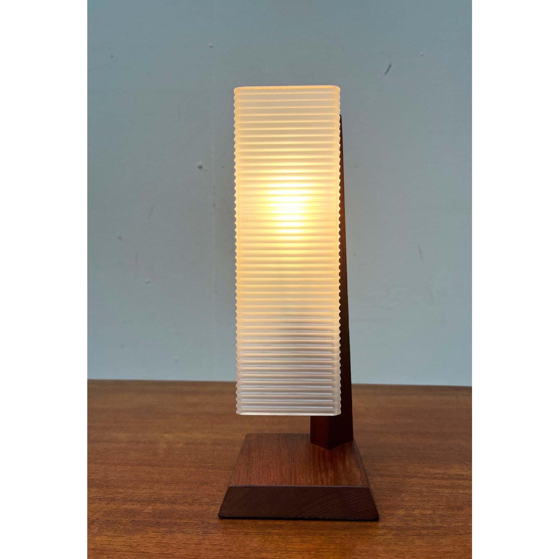 Lámpara de mesa danesa minimalista de teca de mediados de siglo, años 60 en venta 2