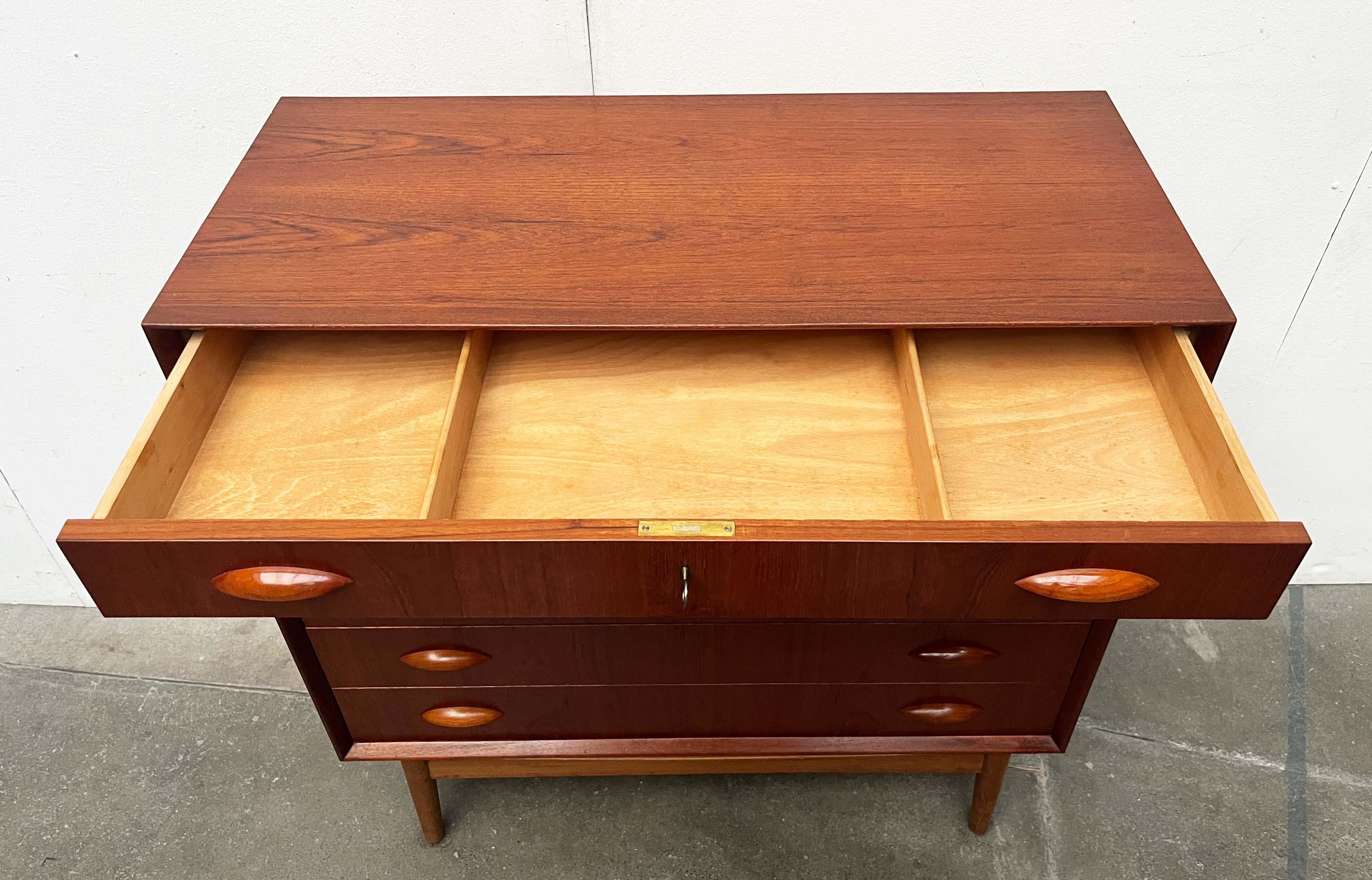 Cassettiera danese moderna di metà secolo modello 314 in teak, Johannes Sorth, Nexø in vendita 3
