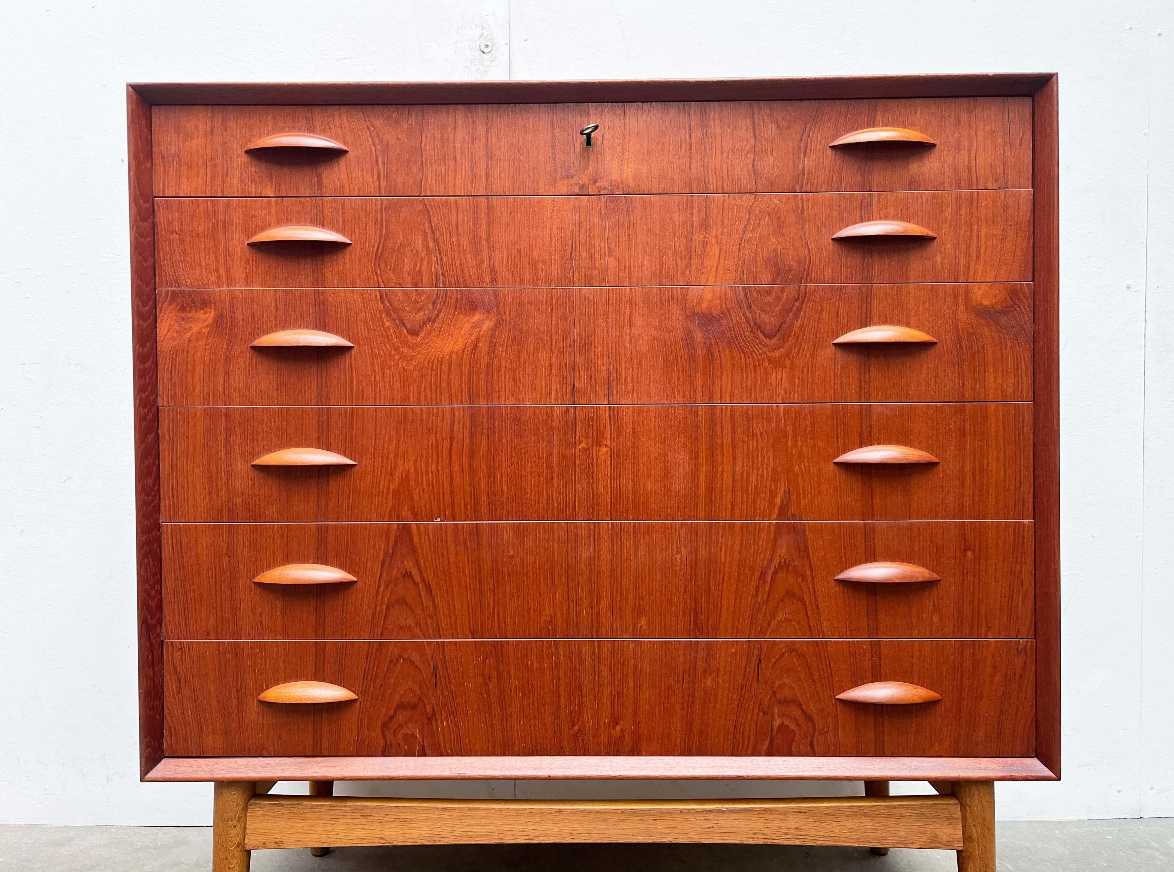 Elegante cassettiera in teak del produttore danese Nexø basata su un disegno di Johannes Sorth degli anni '60.

Questa cassettiera colpisce per la sua forma semplice e per i dettagli di design e artigianato. La cassettiera ha un totale di sei