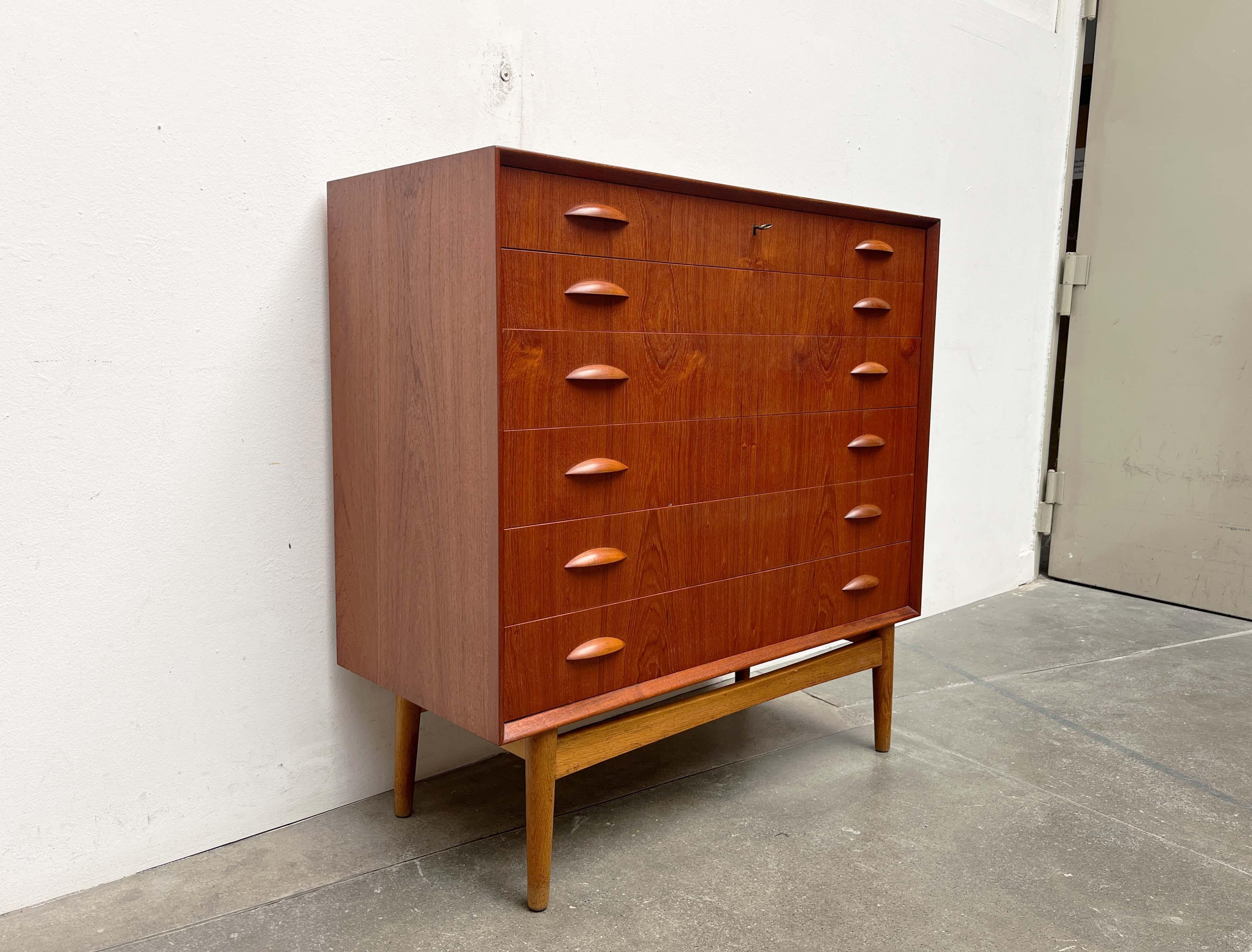 Mid-Century moderno Cassettiera danese moderna di metà secolo modello 314 in teak, Johannes Sorth, Nexø in vendita