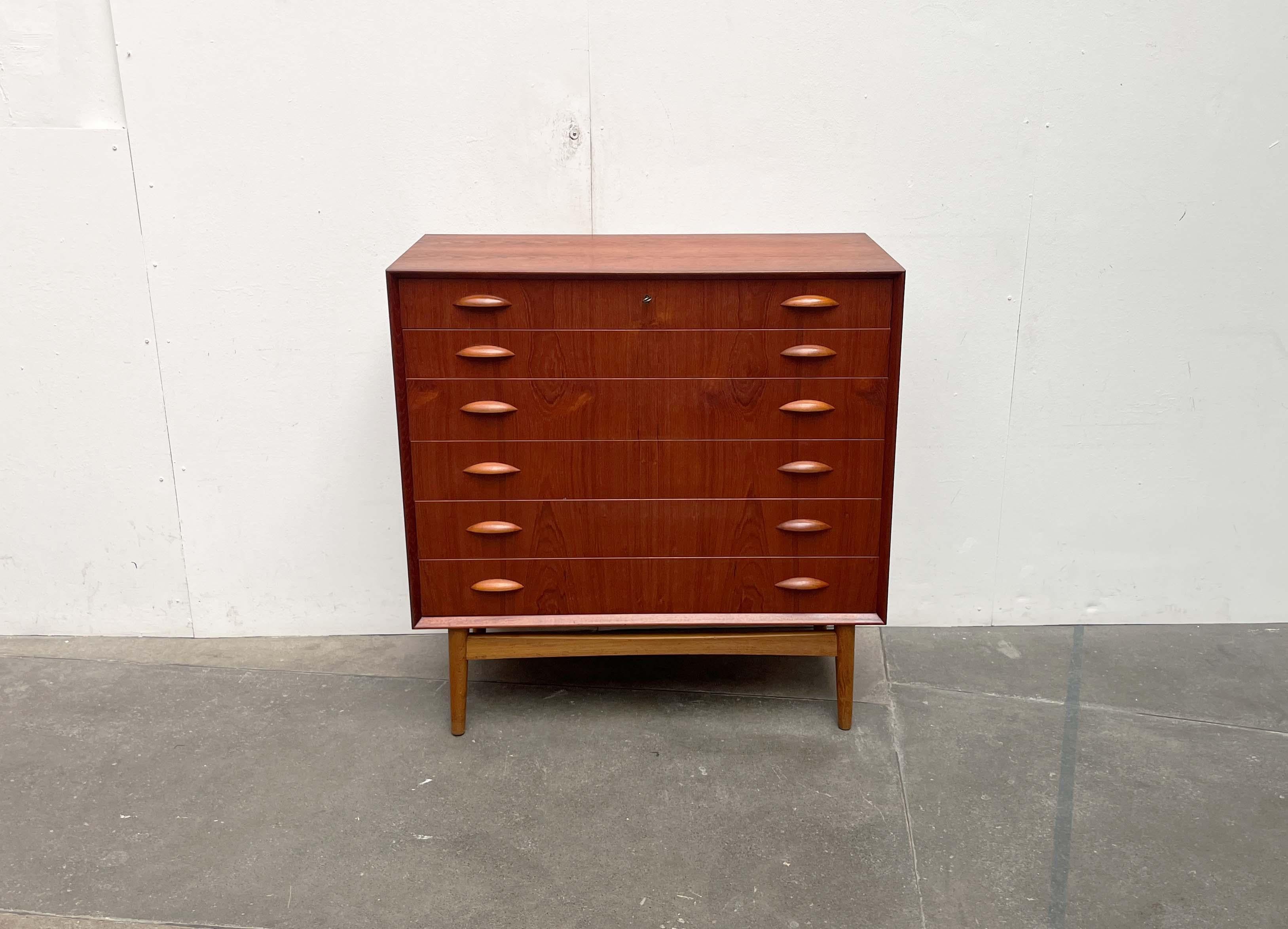 Cassettiera danese moderna di metà secolo modello 314 in teak, Johannes Sorth, Nexø In condizioni buone in vendita a Hamburg, DE
