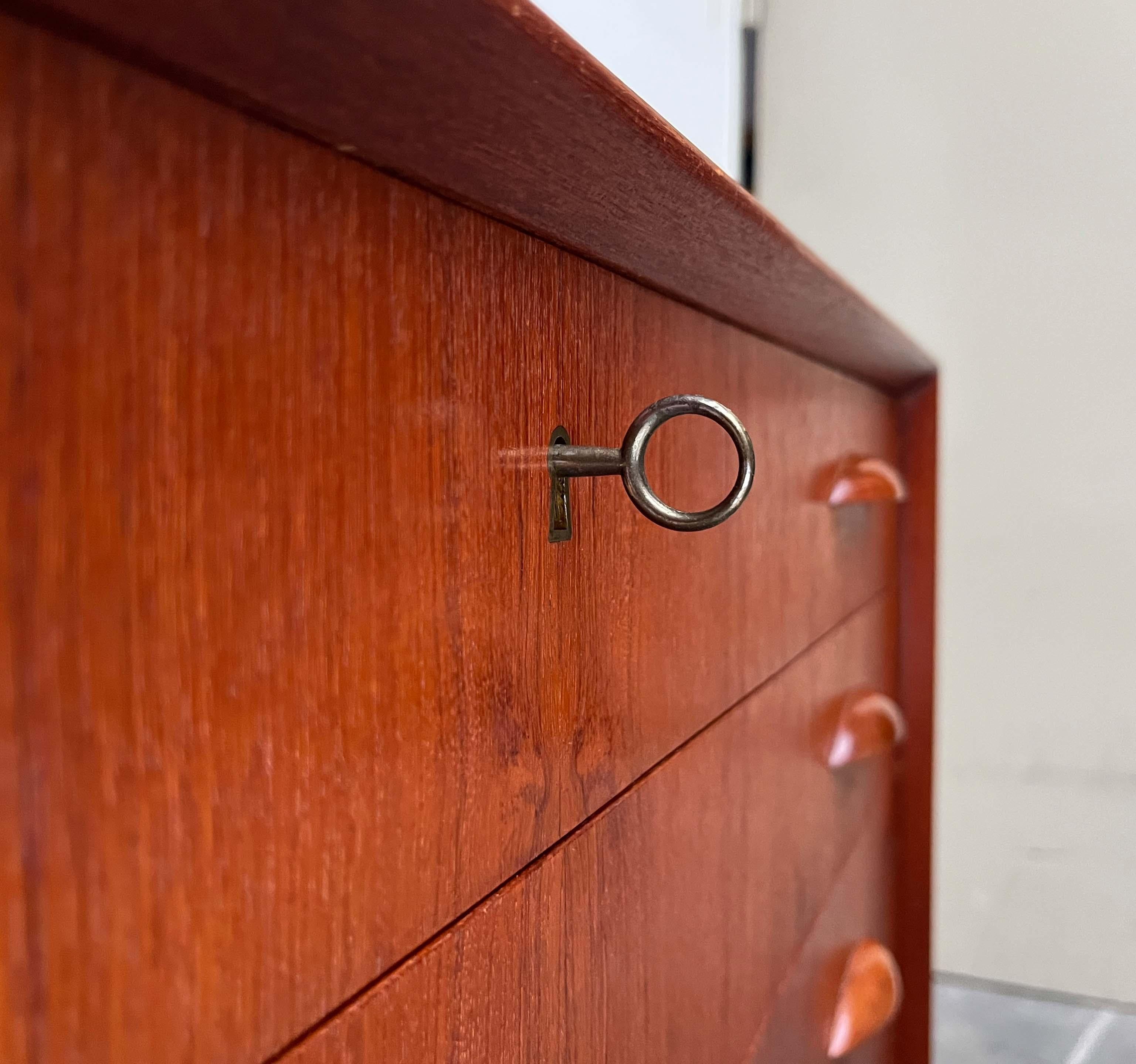 Metà XX secolo Cassettiera danese moderna di metà secolo modello 314 in teak, Johannes Sorth, Nexø in vendita