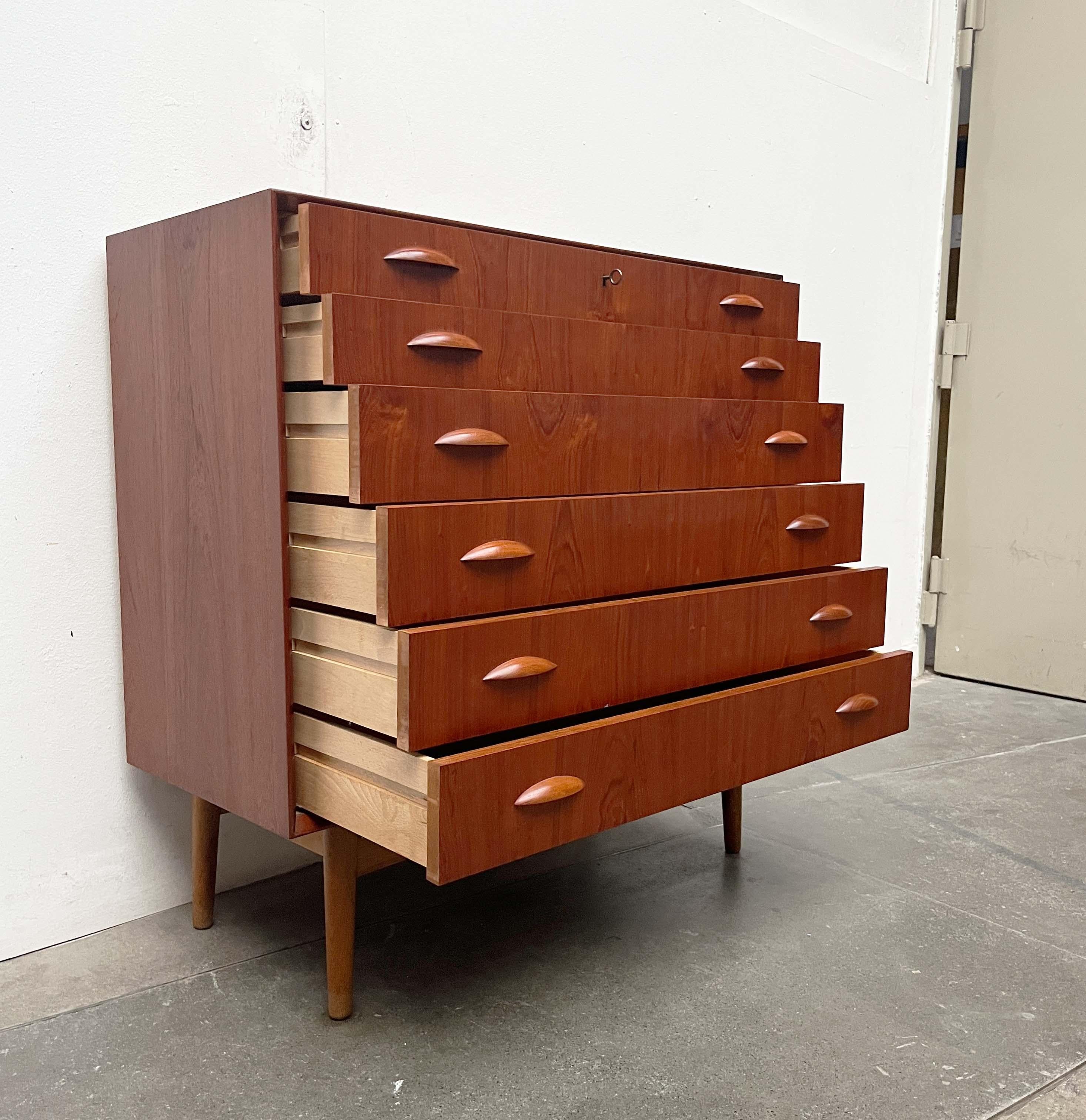 Quercia Cassettiera danese moderna di metà secolo modello 314 in teak, Johannes Sorth, Nexø in vendita
