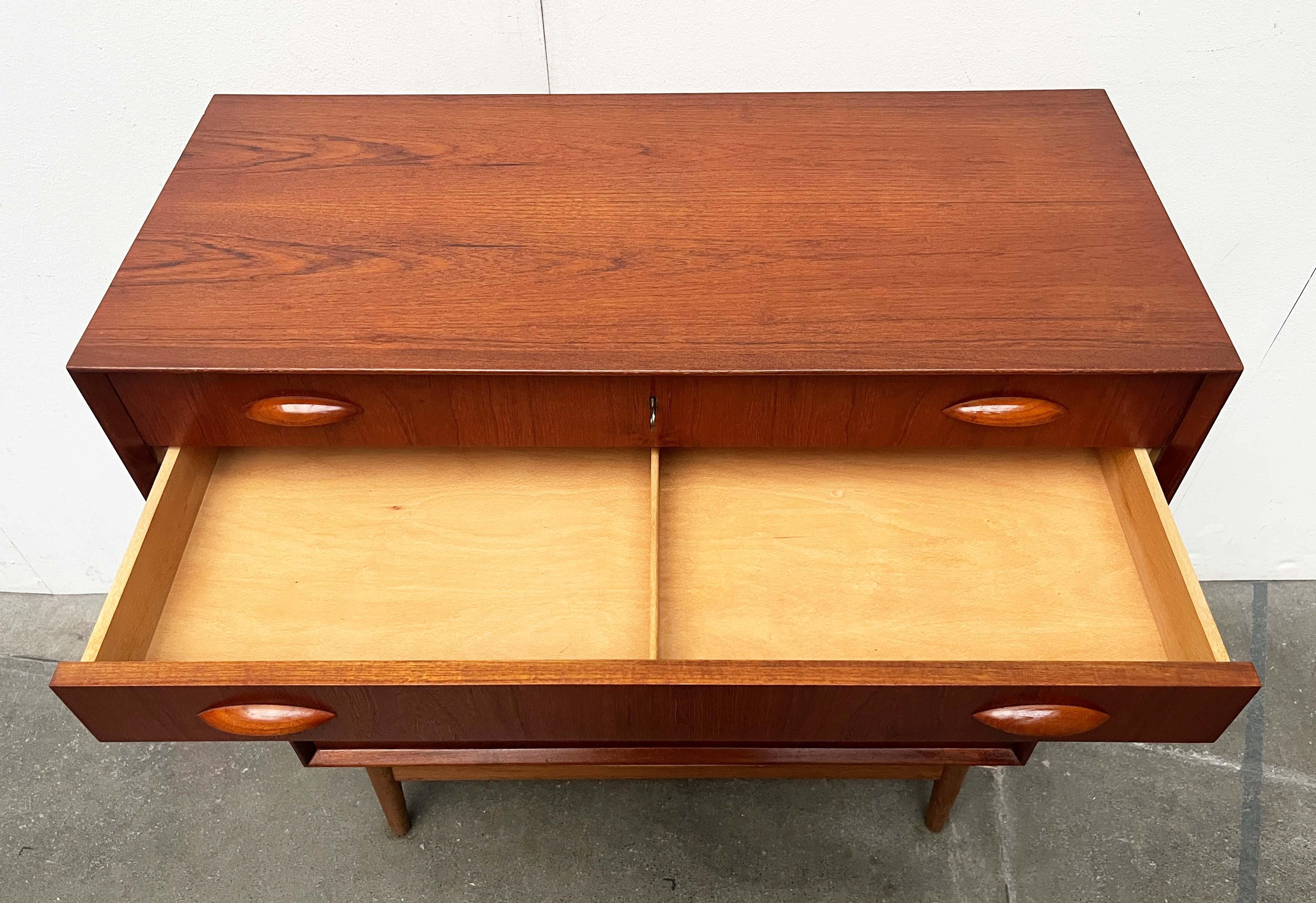 Cassettiera danese moderna di metà secolo modello 314 in teak, Johannes Sorth, Nexø in vendita 2