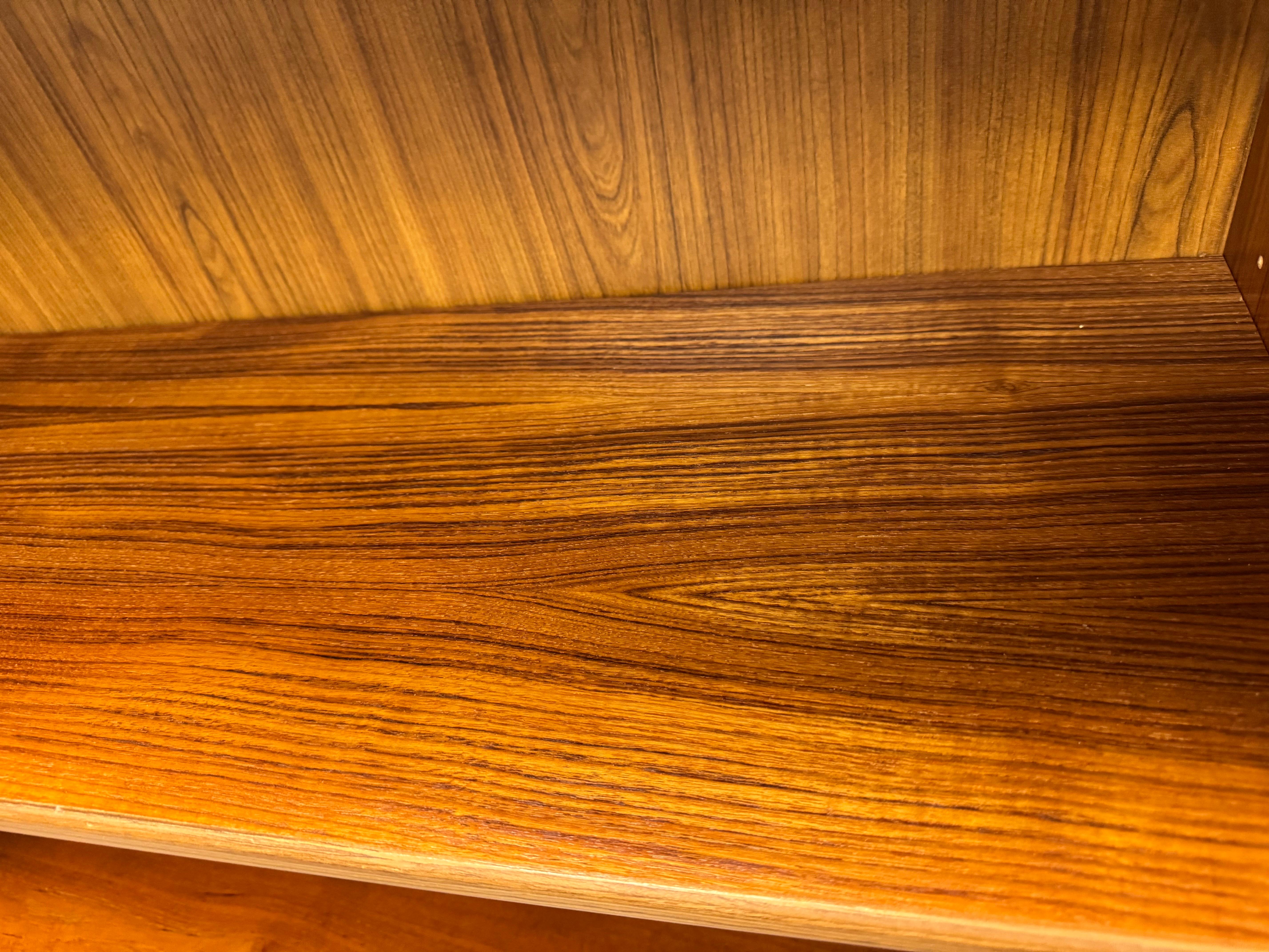 Libreria a 4 ripiani in teak in stile Poul Hundevad, moderna e danese, del metà del secolo. in vendita 3