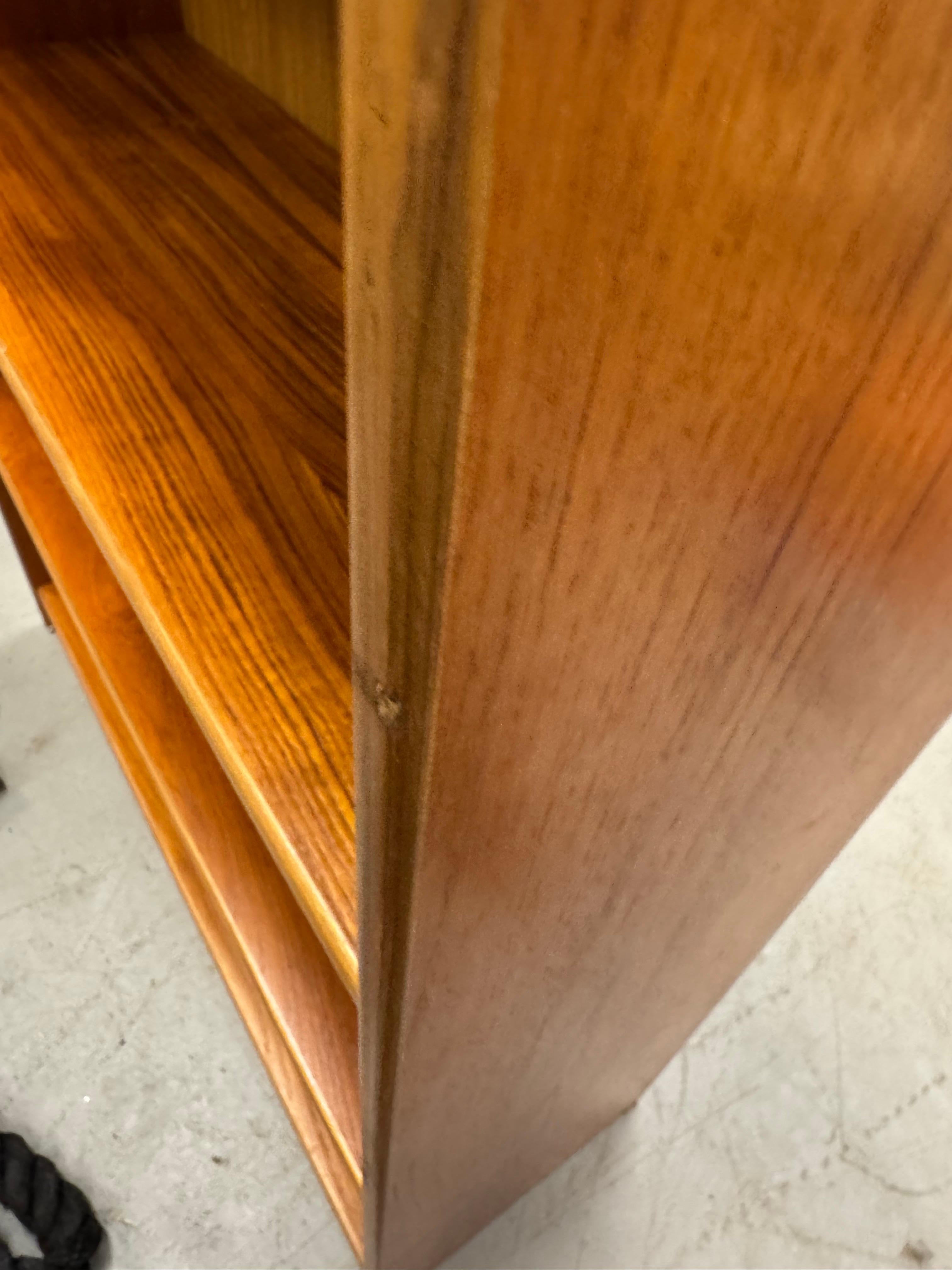 Libreria a 4 ripiani in teak in stile Poul Hundevad, moderna e danese, del metà del secolo. in vendita 4