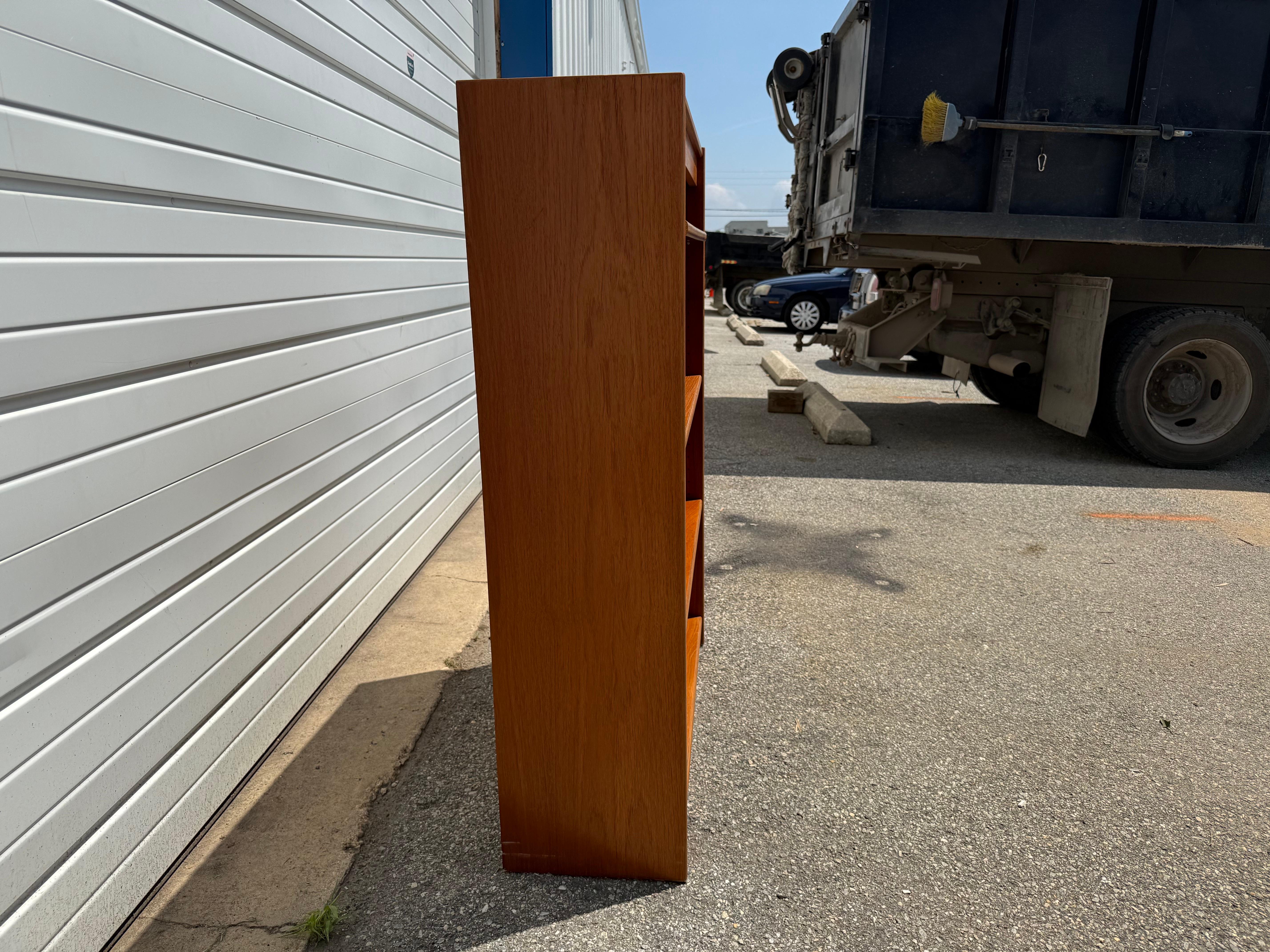 Libreria a 4 ripiani in teak in stile Poul Hundevad, moderna e danese, del metà del secolo.

In questo caso si tratta di un pezzo di tempo e di design: un teak.  libreria. Sembra che sia stato progettato da Poul Hundevad. Include quattro ripiani.