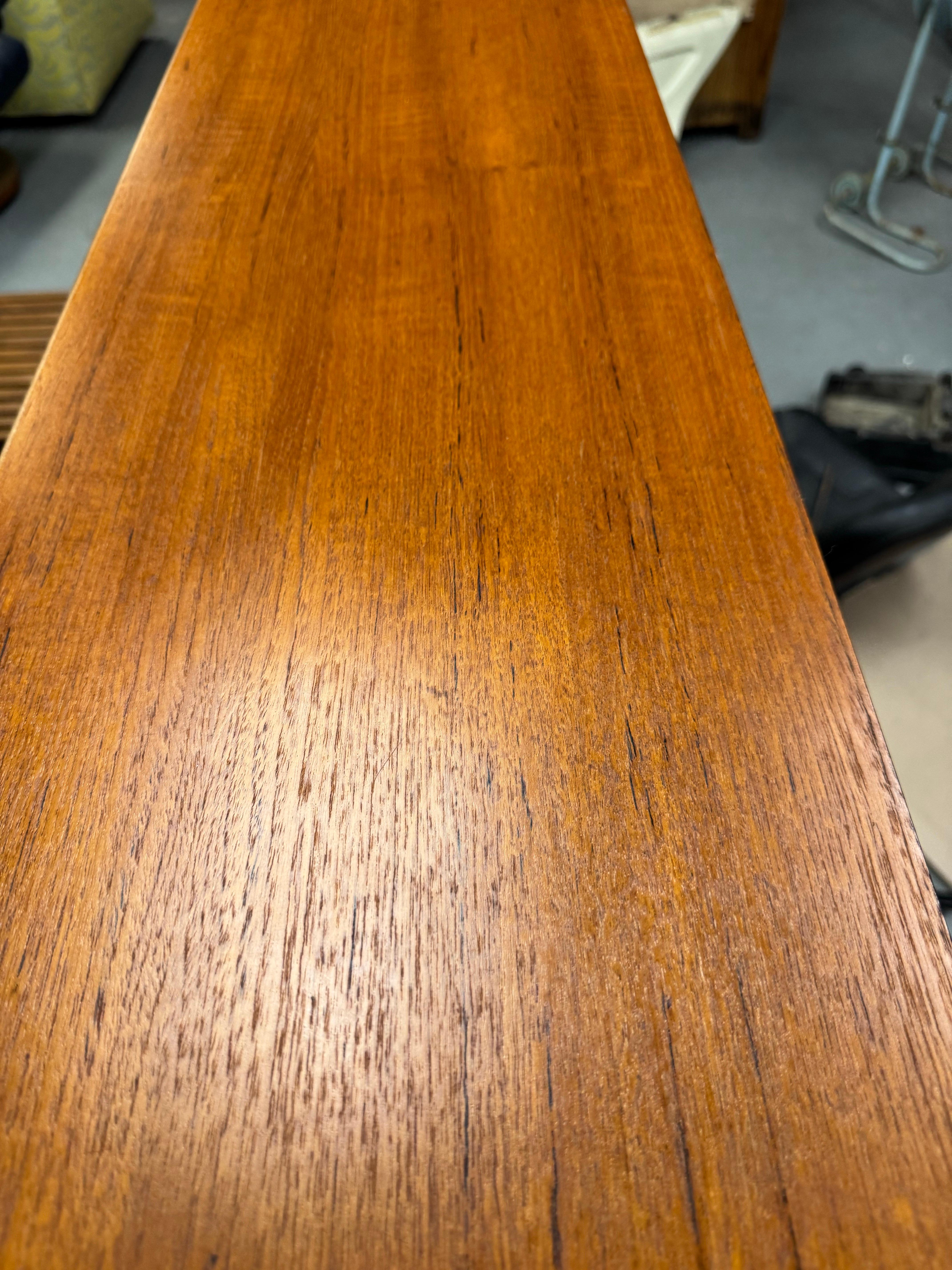 Scandinavo moderno Libreria a 4 ripiani in teak in stile Poul Hundevad, moderna e danese, del metà del secolo. in vendita