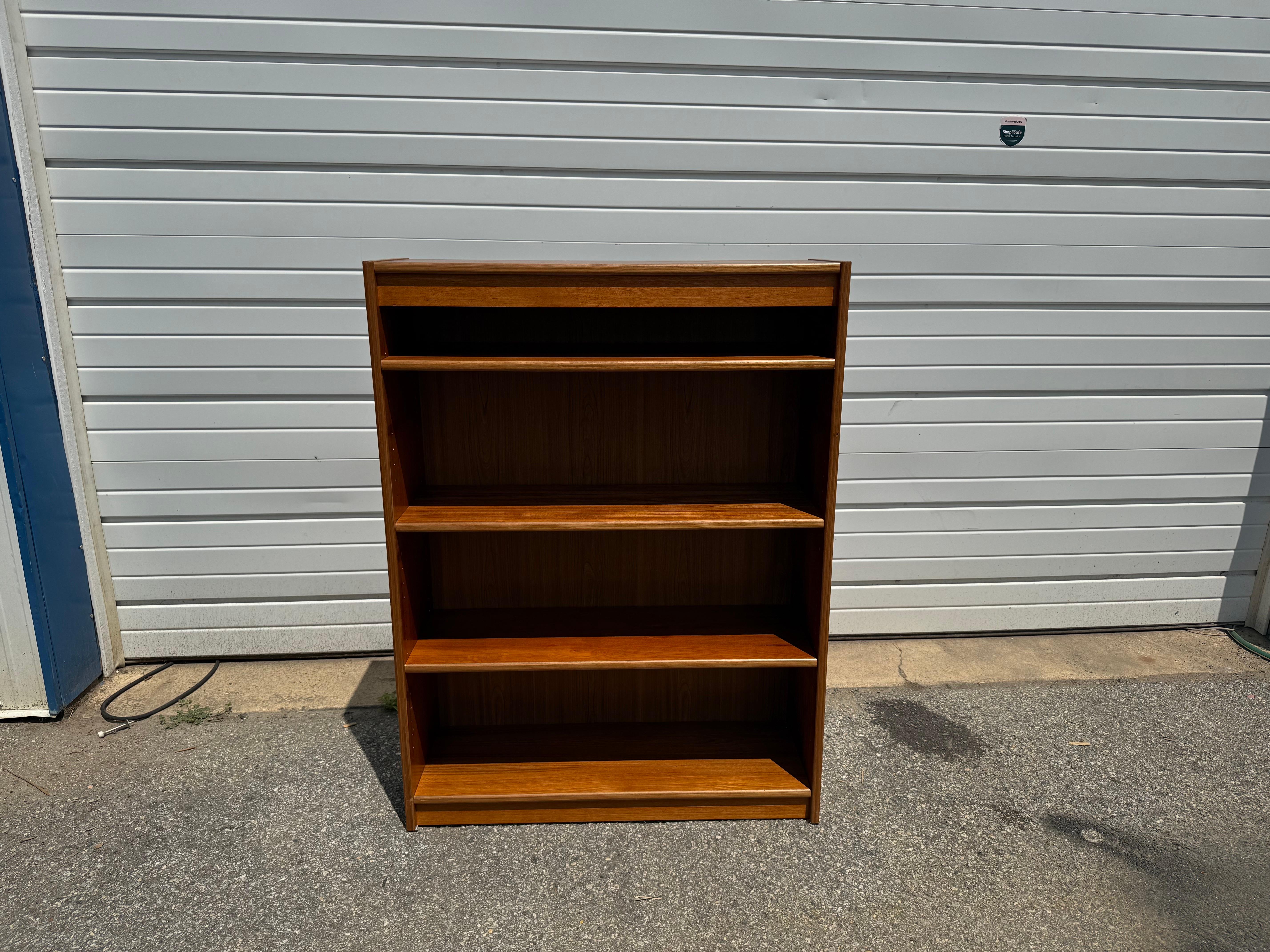 XX secolo Libreria a 4 ripiani in teak in stile Poul Hundevad, moderna e danese, del metà del secolo. in vendita