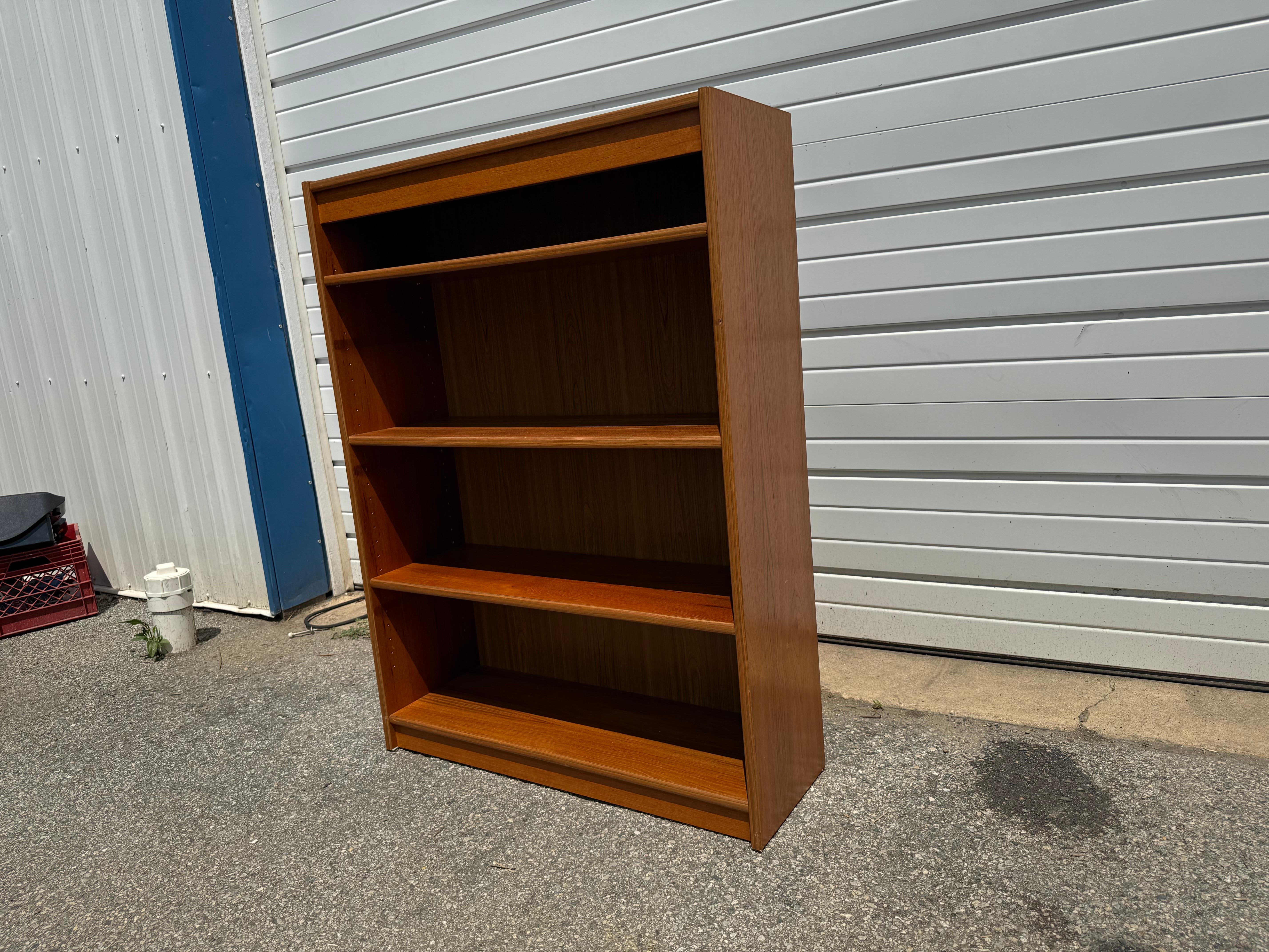 Libreria a 4 ripiani in teak in stile Poul Hundevad, moderna e danese, del metà del secolo. in vendita 1
