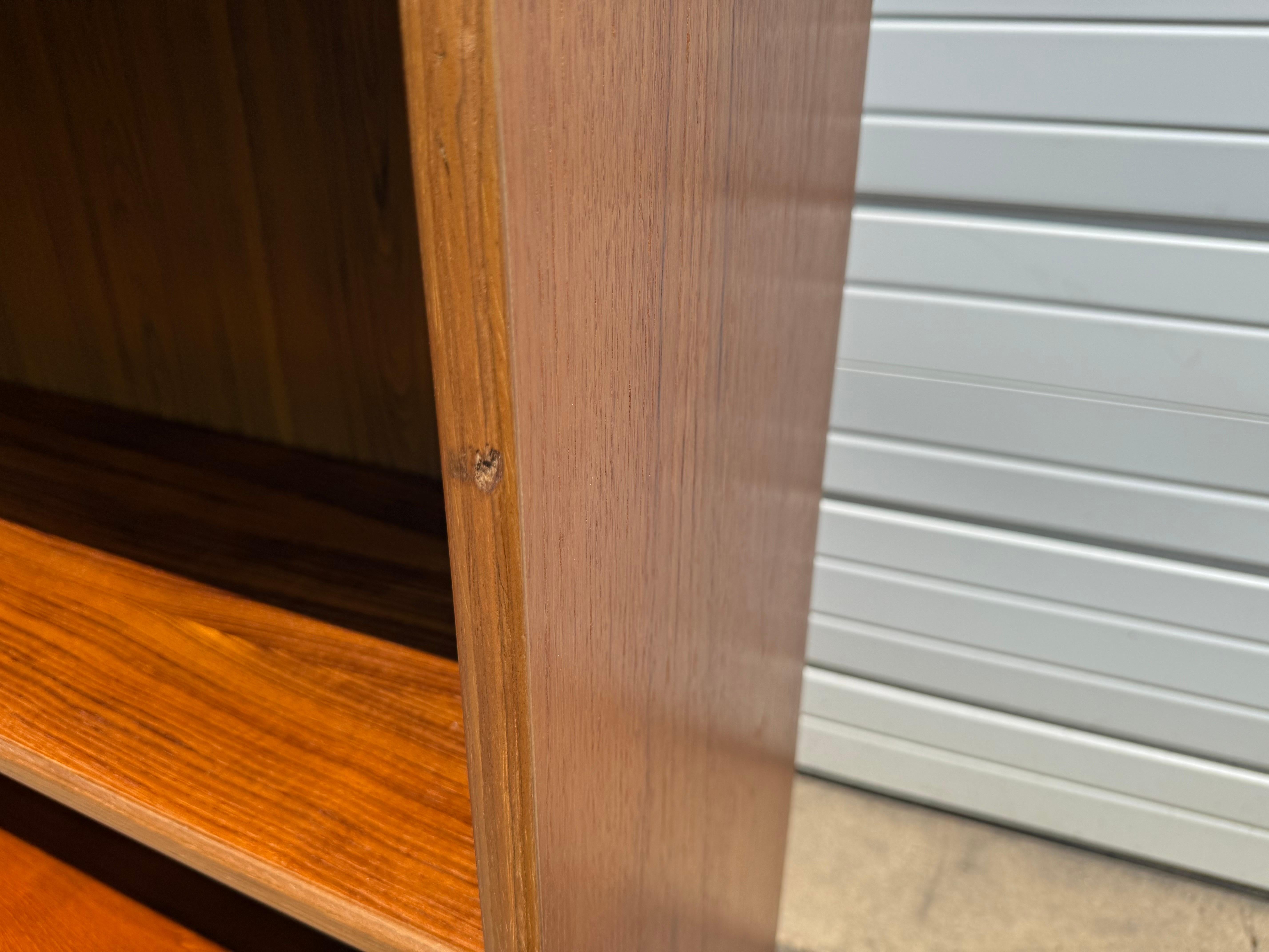 Libreria a 4 ripiani in teak in stile Poul Hundevad, moderna e danese, del metà del secolo. in vendita 2