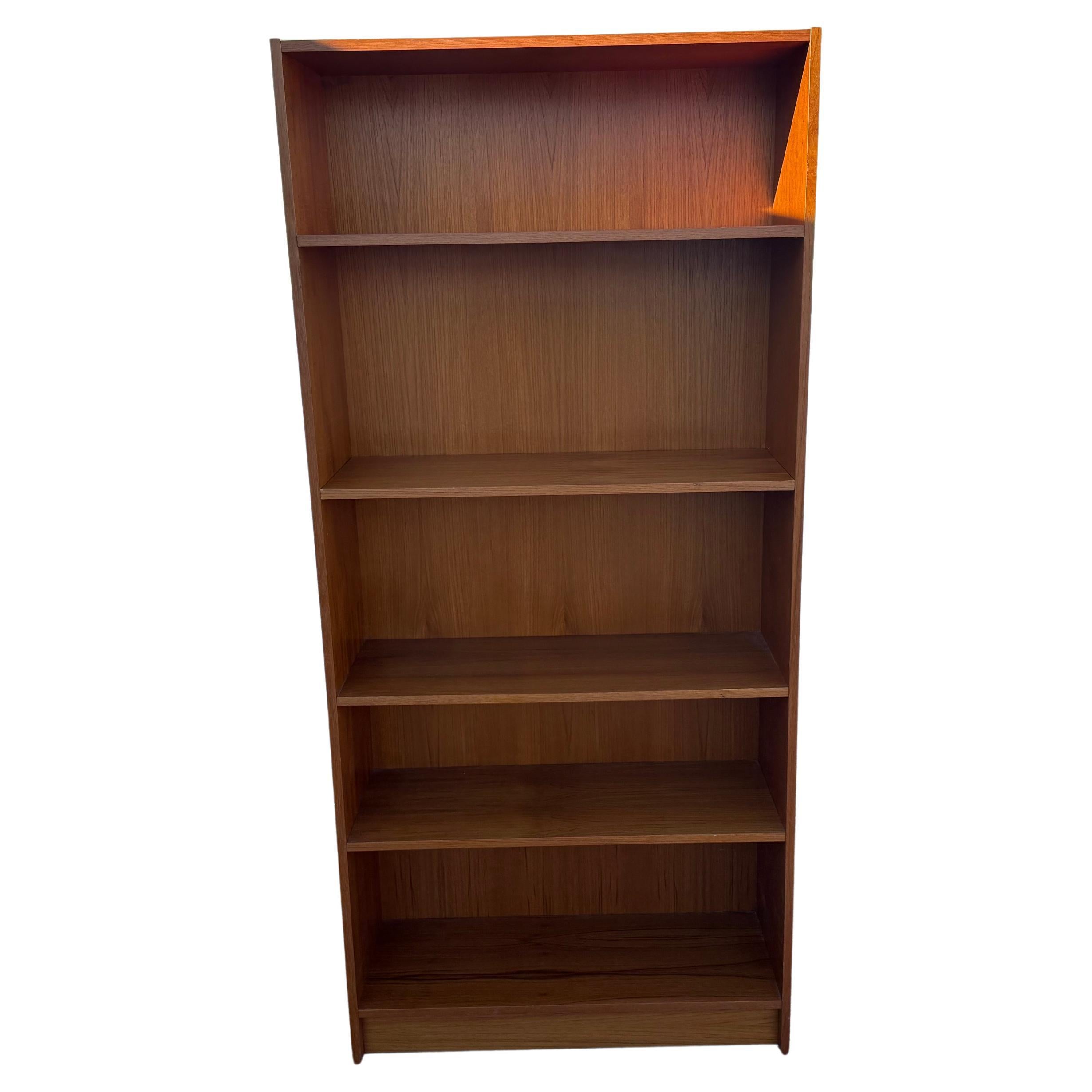 Librería de teca de estilo danés moderno de mediados de siglo Poul Hundevad