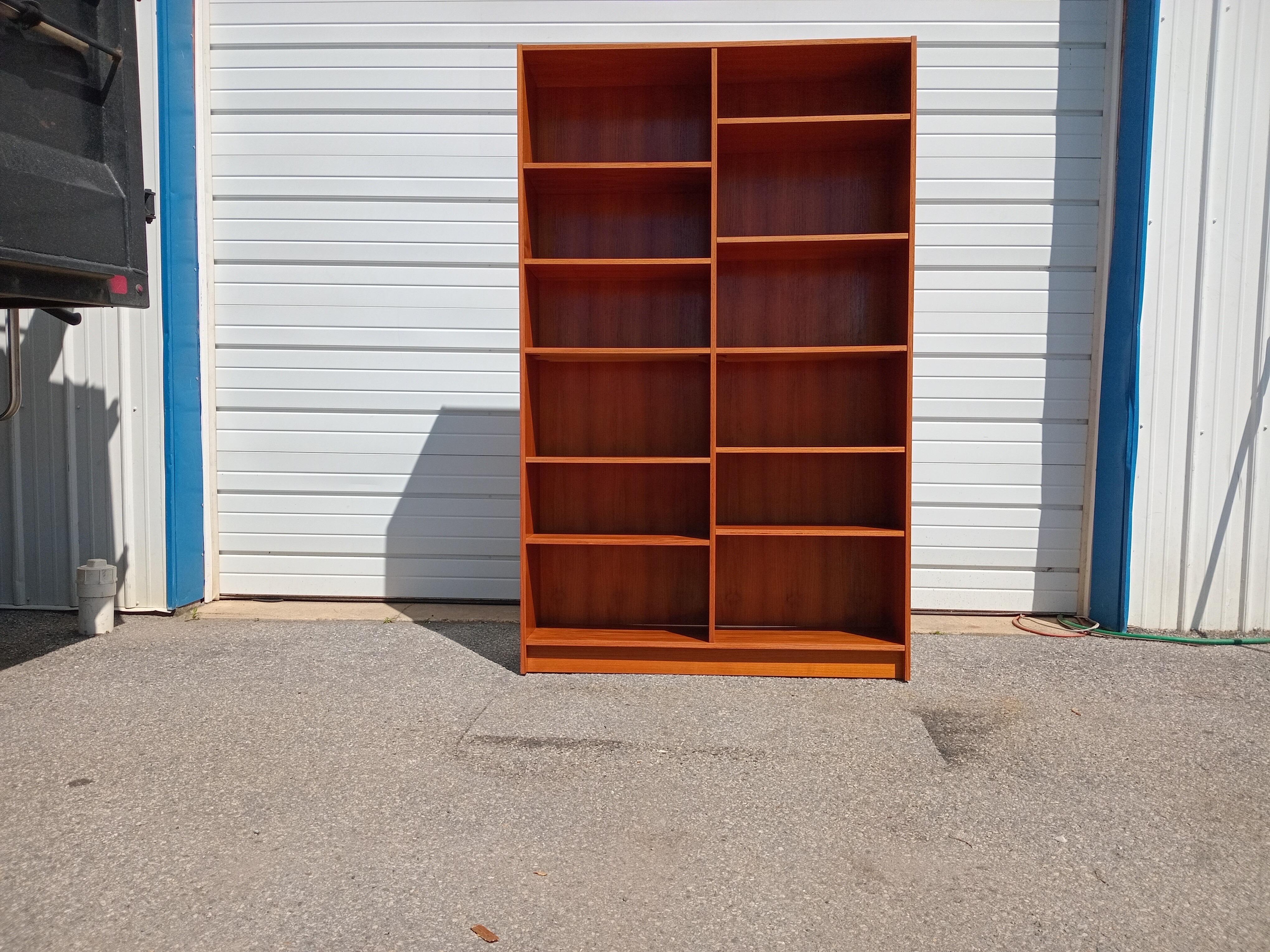 Libreria doppia in teak in stile Poul Hundevad, danese, moderna del metà secolo

In offerta c'è un pezzo di tempo e di design: una libreria doppia in teak. Sembra che sia stato progettato da Poul Hundevad. Include dodici  scaffali. Questo pezzo si