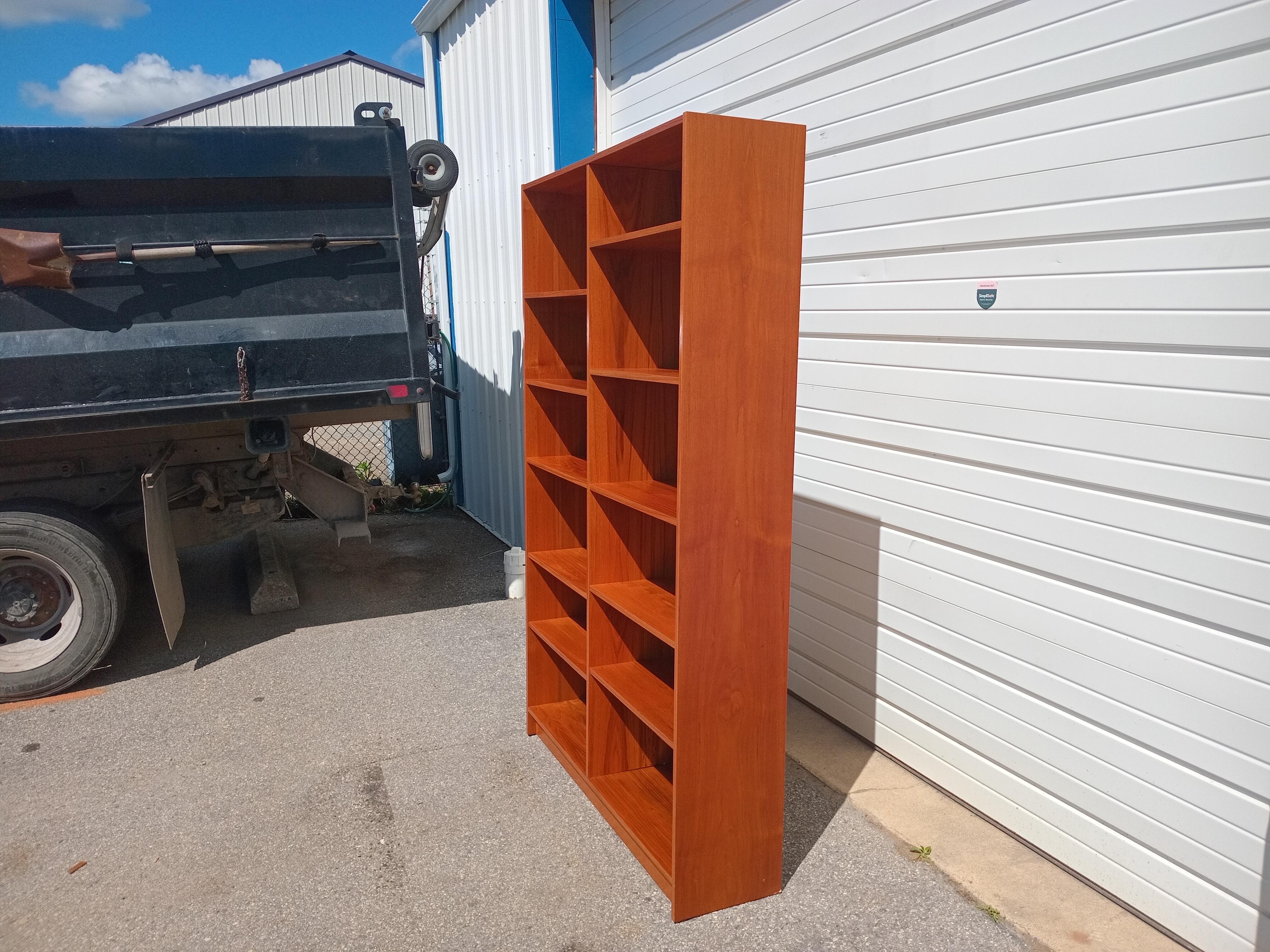 Scandinavo moderno Libreria doppia in teak in stile Poul Hundevad, danese, moderna del metà secolo in vendita