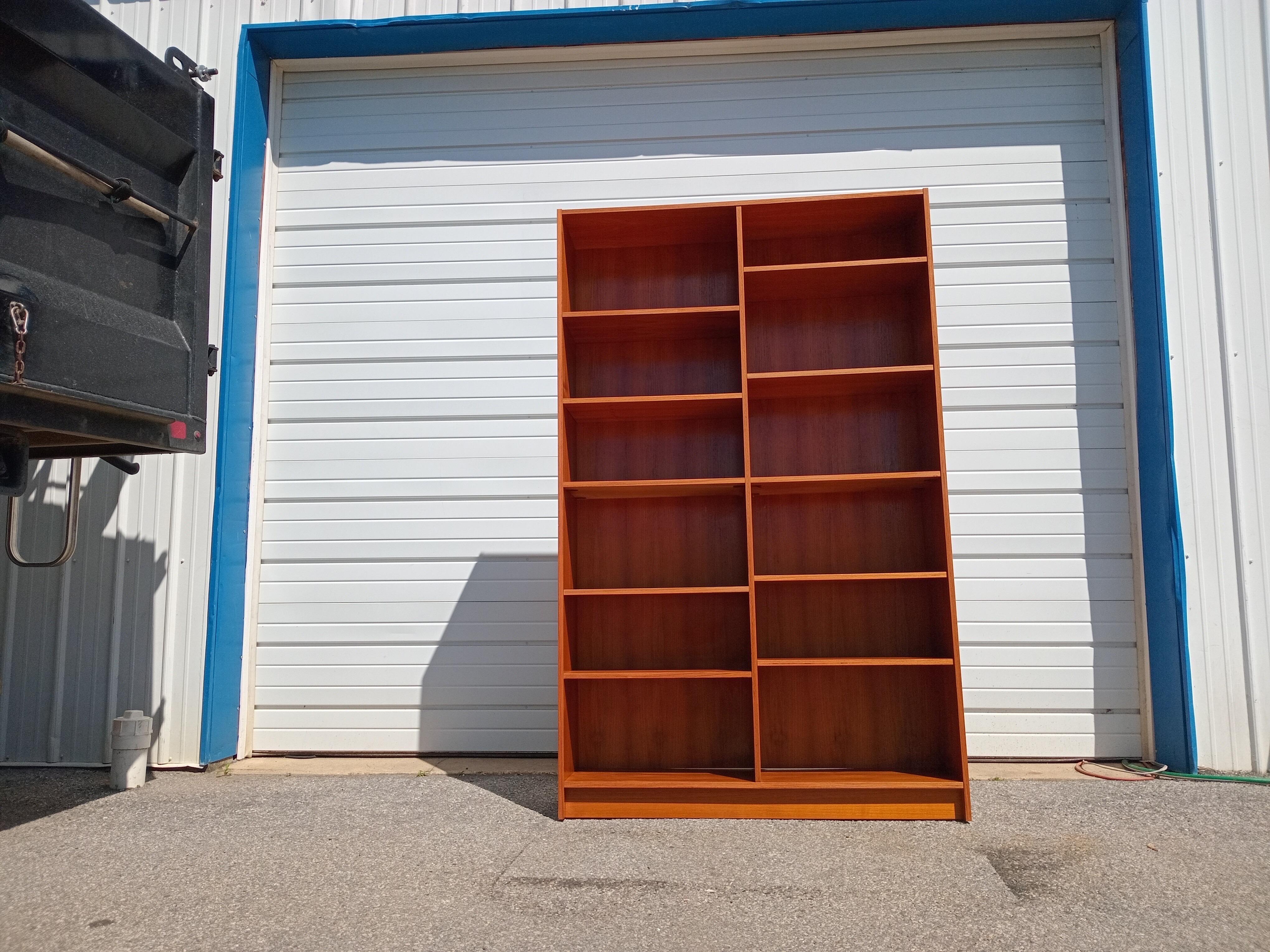 Danese Libreria doppia in teak in stile Poul Hundevad, danese, moderna del metà secolo in vendita