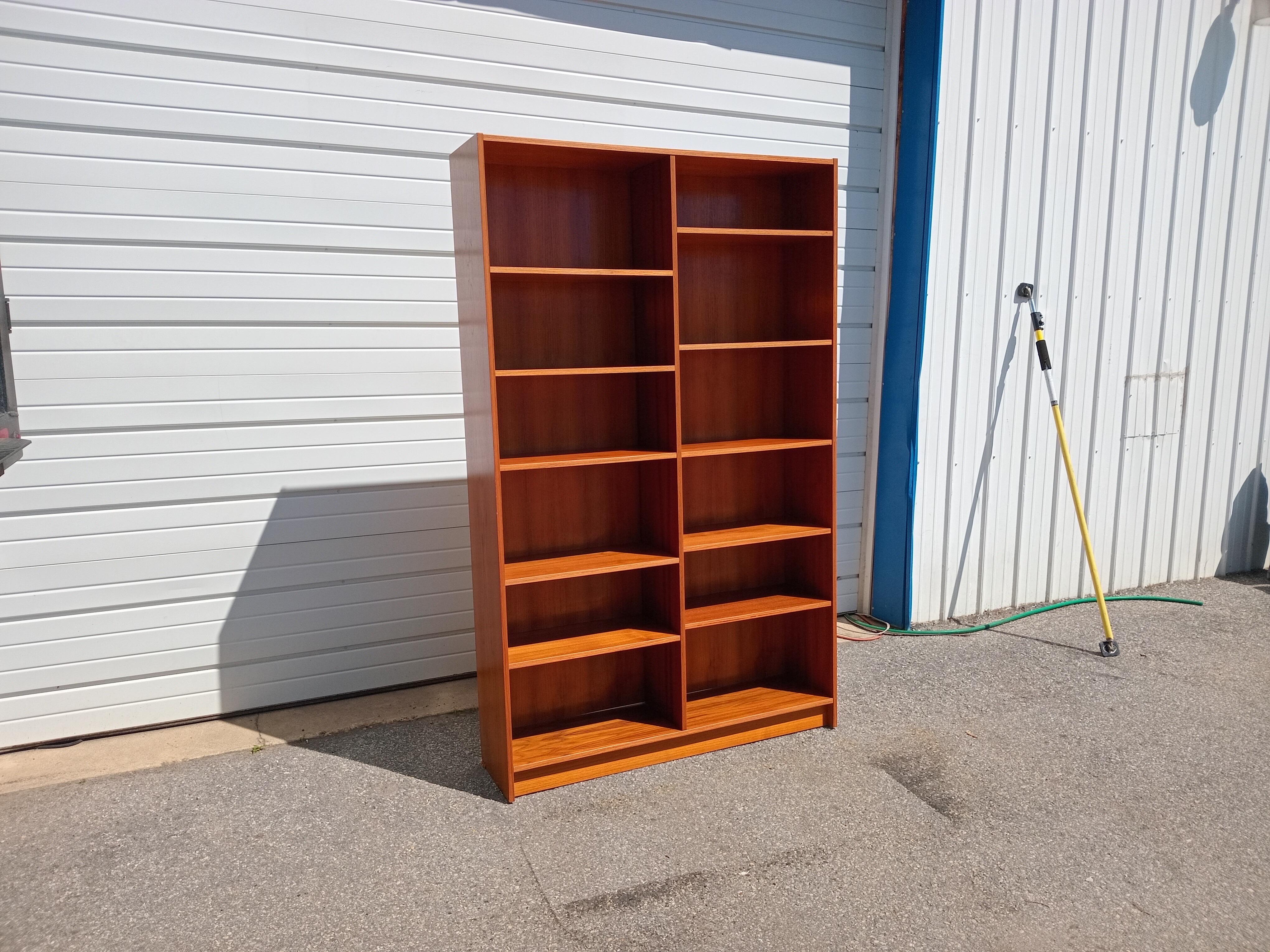 Libreria doppia in teak in stile Poul Hundevad, danese, moderna del metà secolo In condizioni buone in vendita a Wilmington, DE