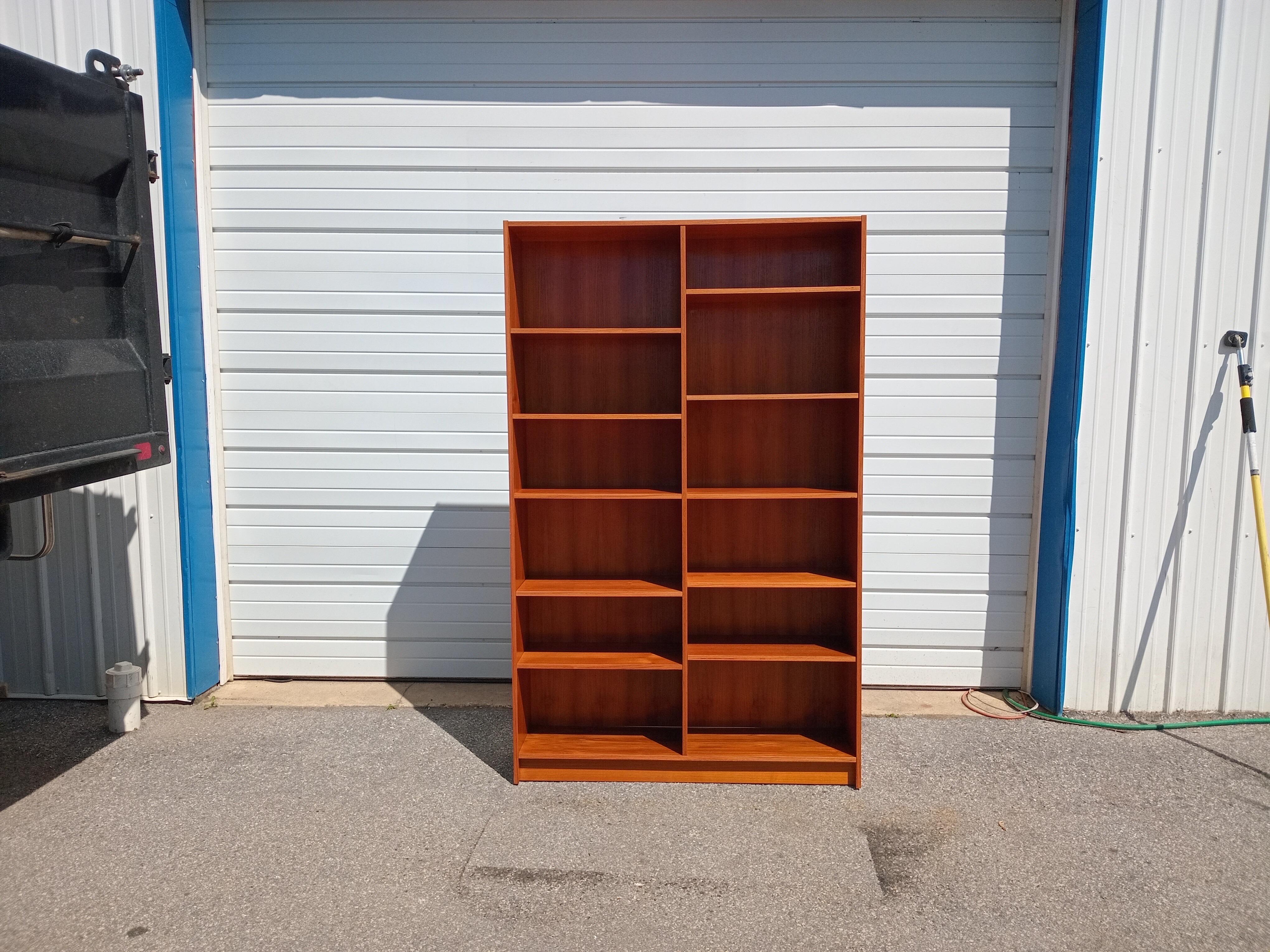Libreria doppia in teak in stile Poul Hundevad, danese, moderna del metà secolo in vendita 1