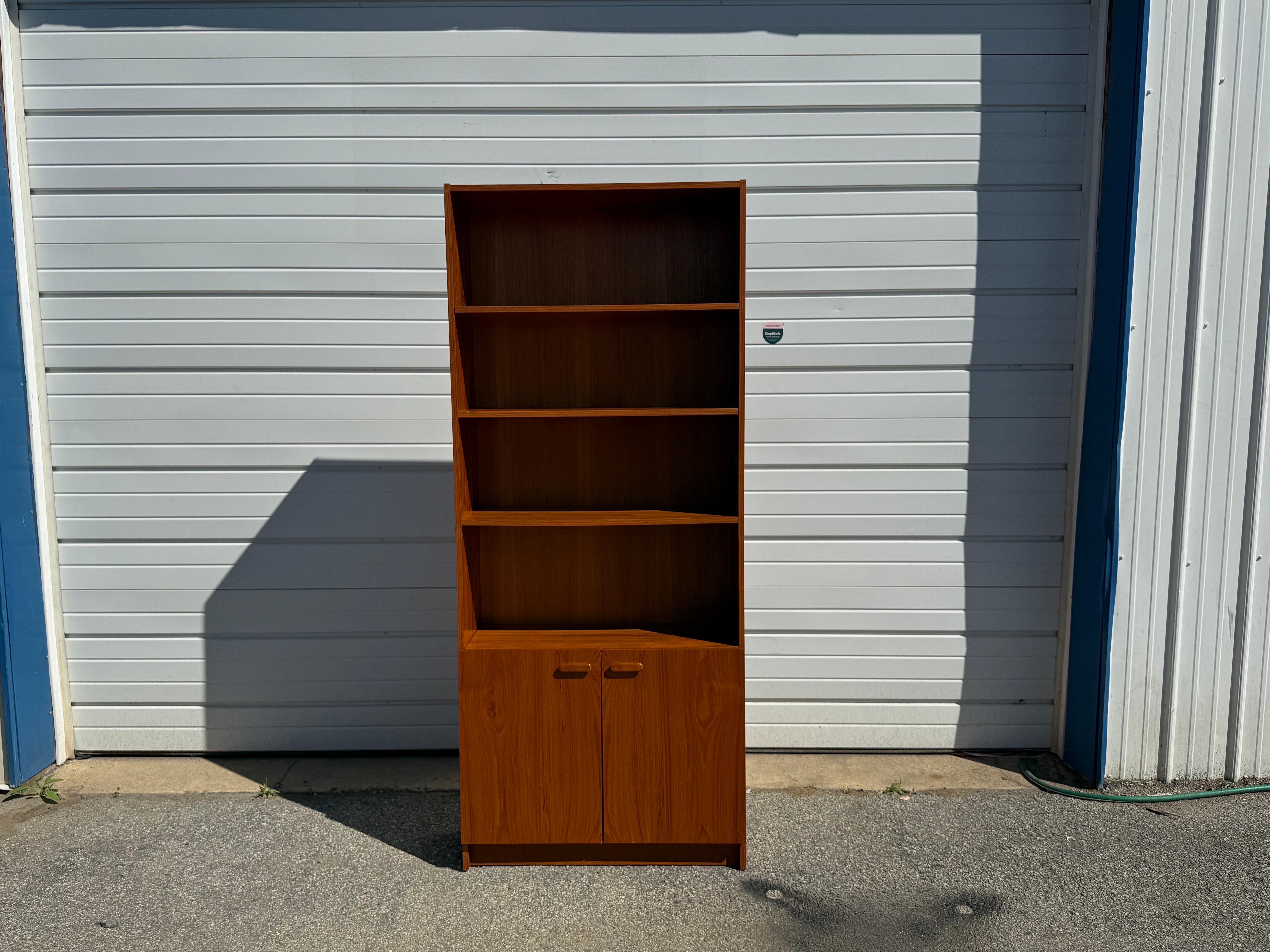 Bibliothèque à 2 portes en teck moderne danois du milieu du siècle dernier

Nous vous proposons une pièce d'époque et de design : une bibliothèque en teck à deux portes. Les pièces présentent une face ouverte et 2 portes, elles comprennent 6