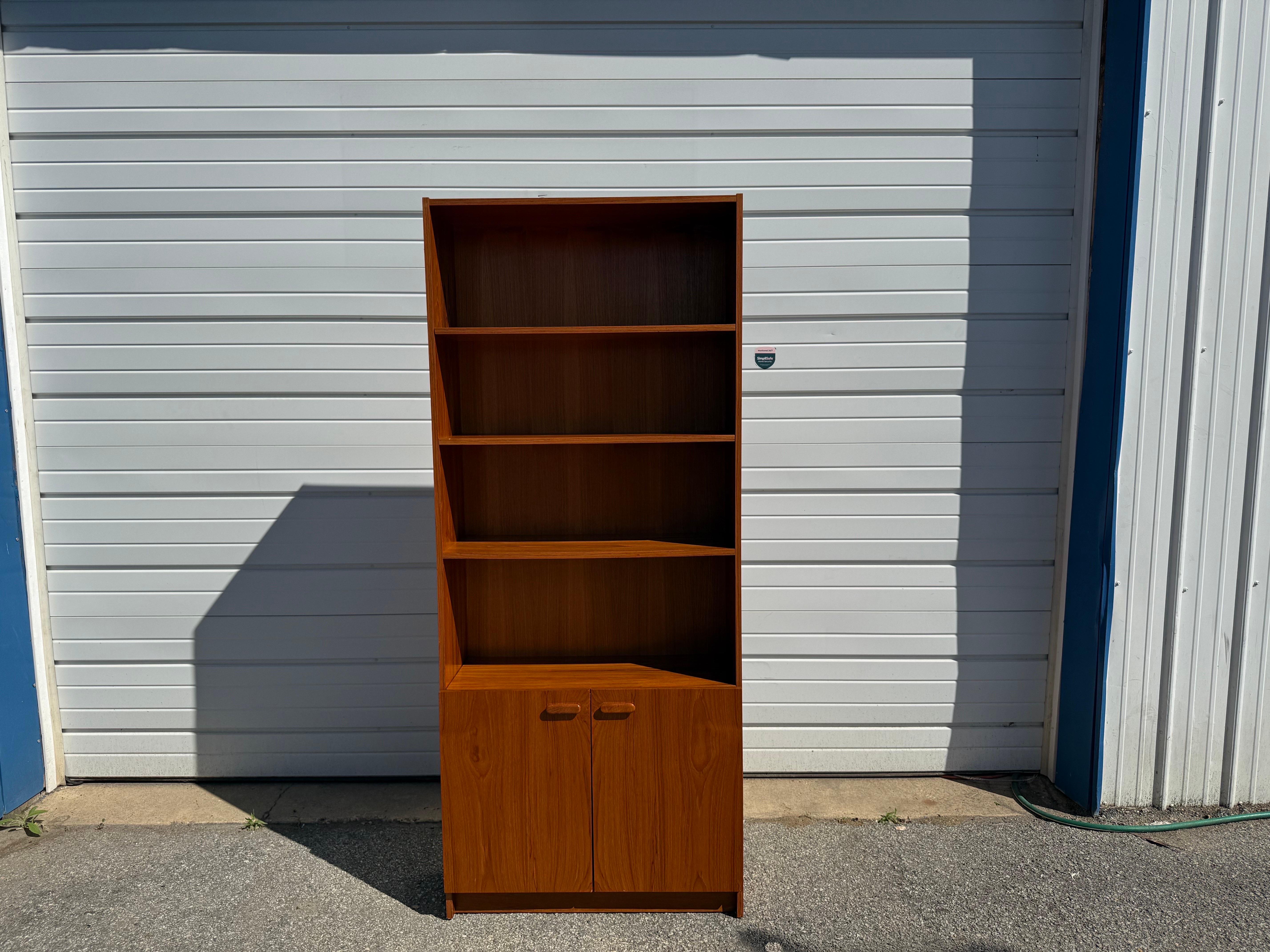 Scandinave moderne Bibliothèque à 2 portes en teck moderne danois du milieu du siècle dernier en vente