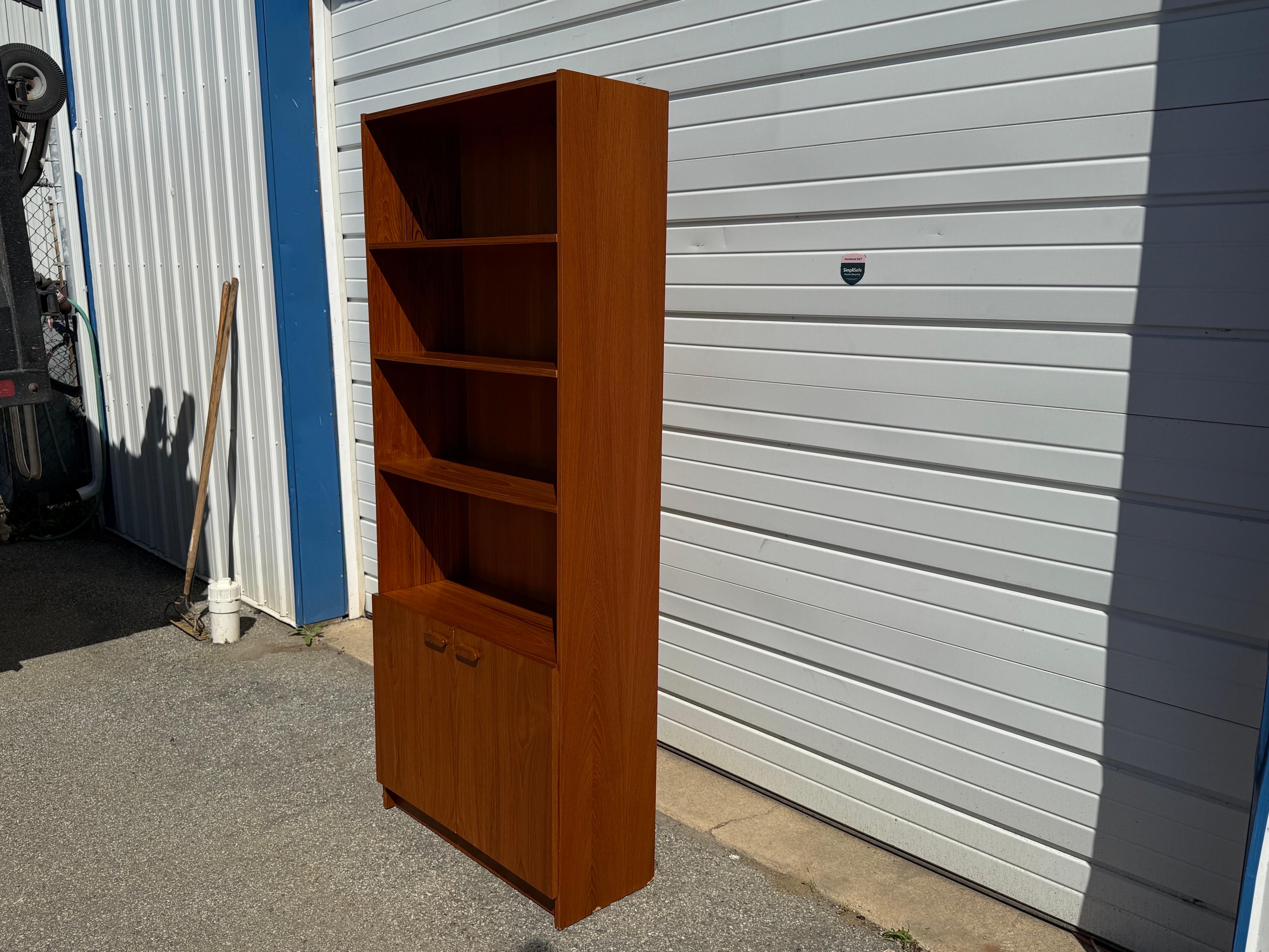 Danois Bibliothèque à 2 portes en teck moderne danois du milieu du siècle dernier en vente