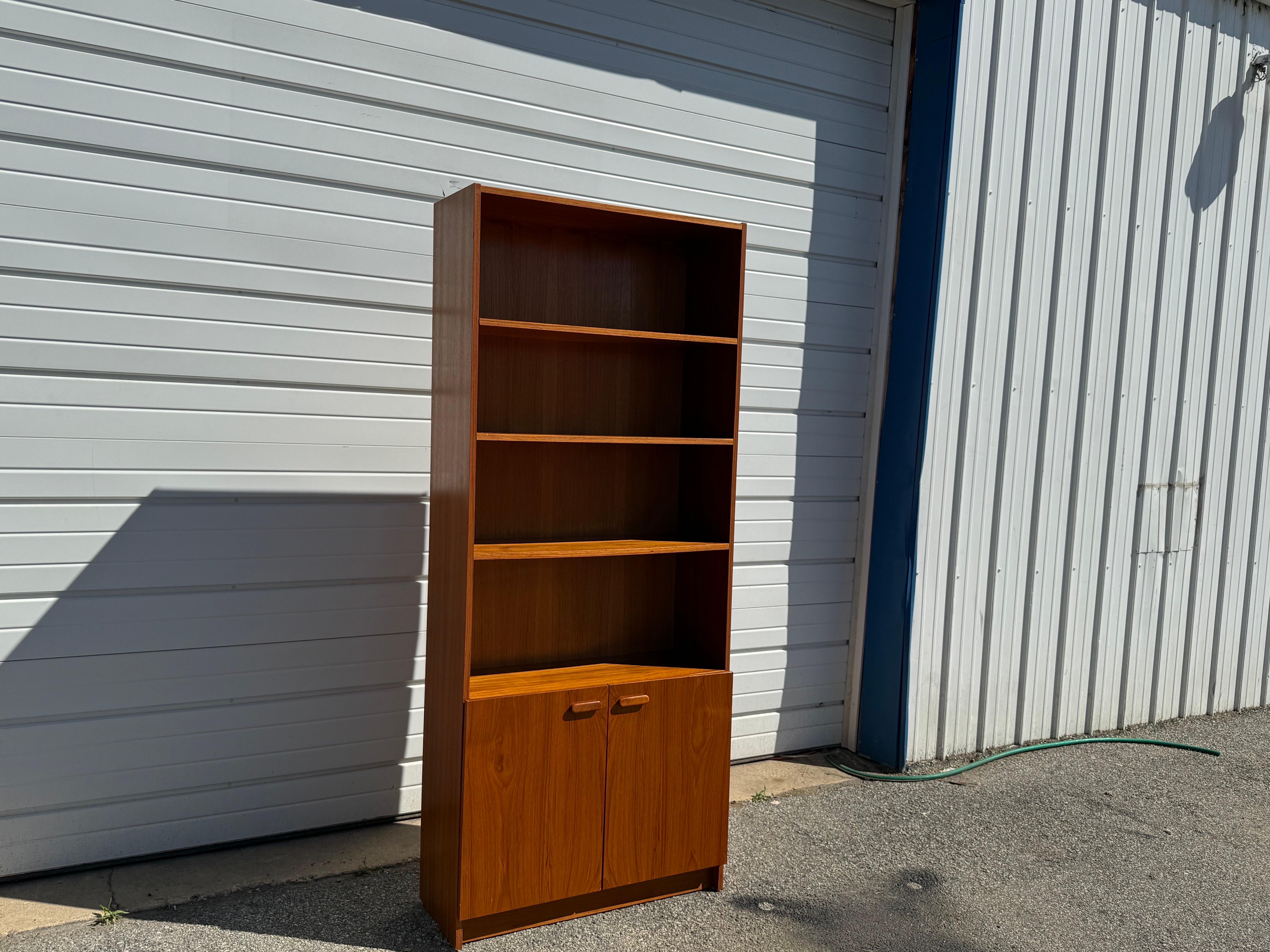 Bibliothèque à 2 portes en teck moderne danois du milieu du siècle dernier Bon état - En vente à Wilmington, DE