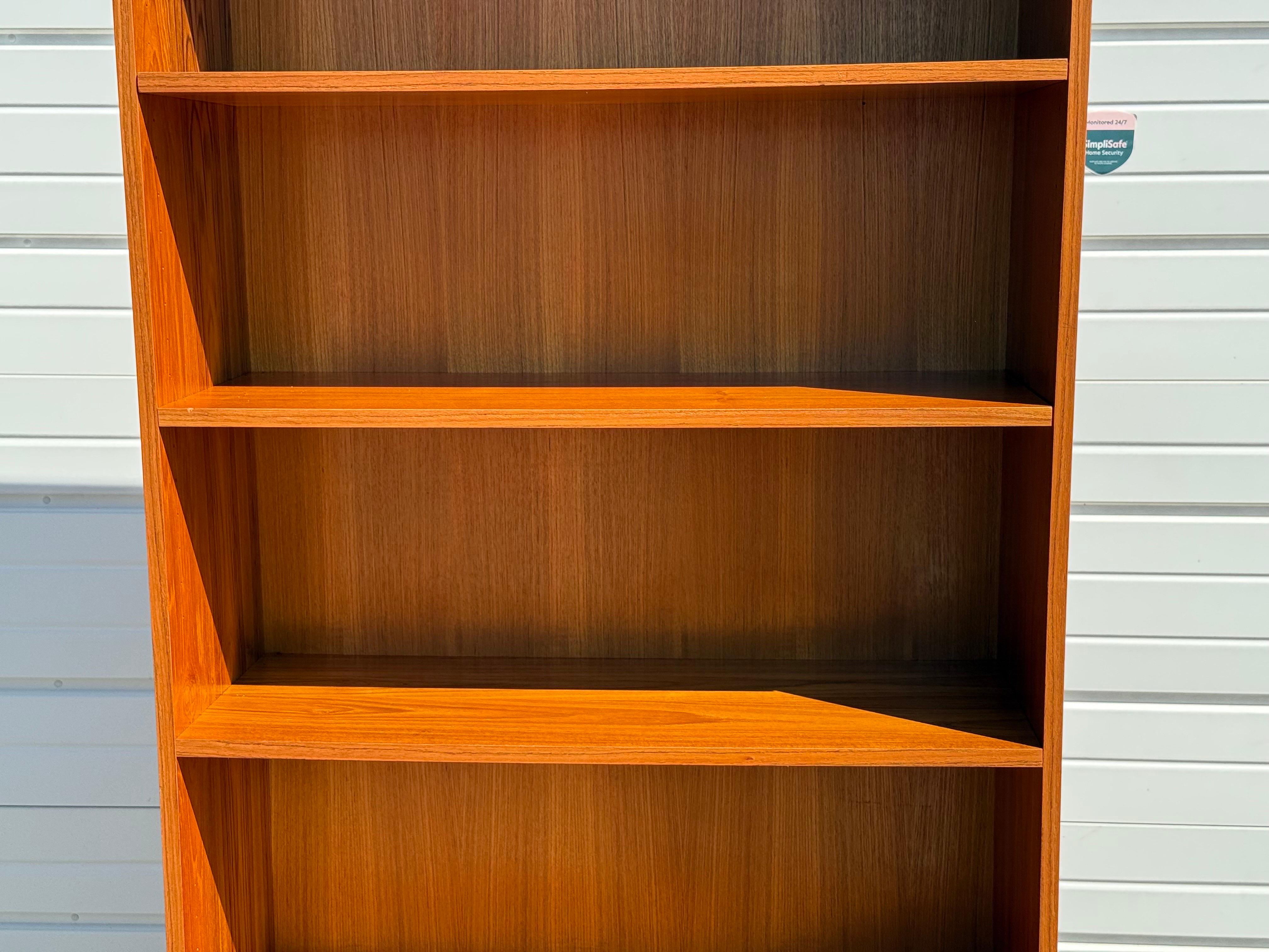 20ième siècle Bibliothèque à 2 portes en teck moderne danois du milieu du siècle dernier en vente