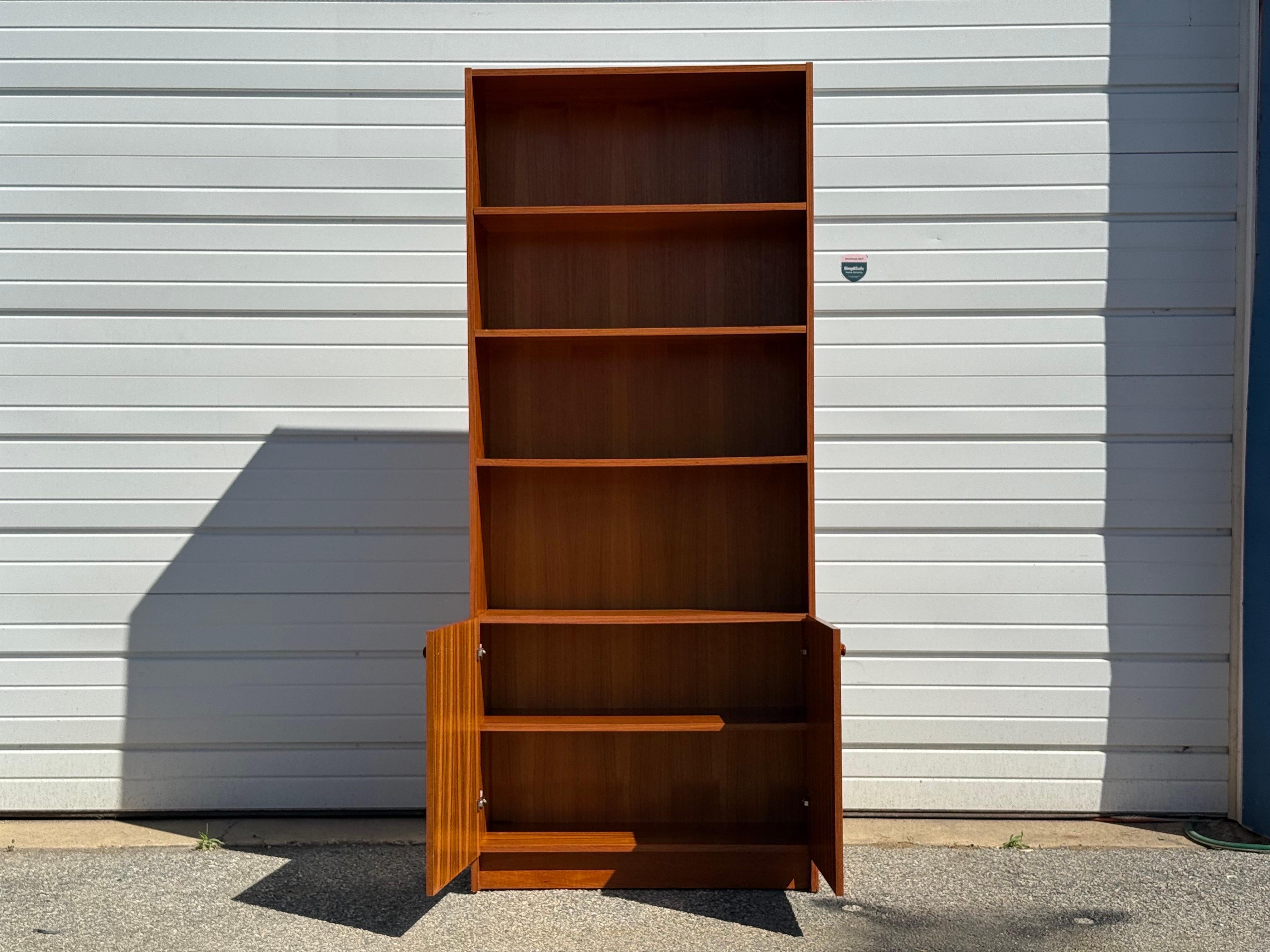 Bibliothèque à 2 portes en teck moderne danois du milieu du siècle dernier en vente 1