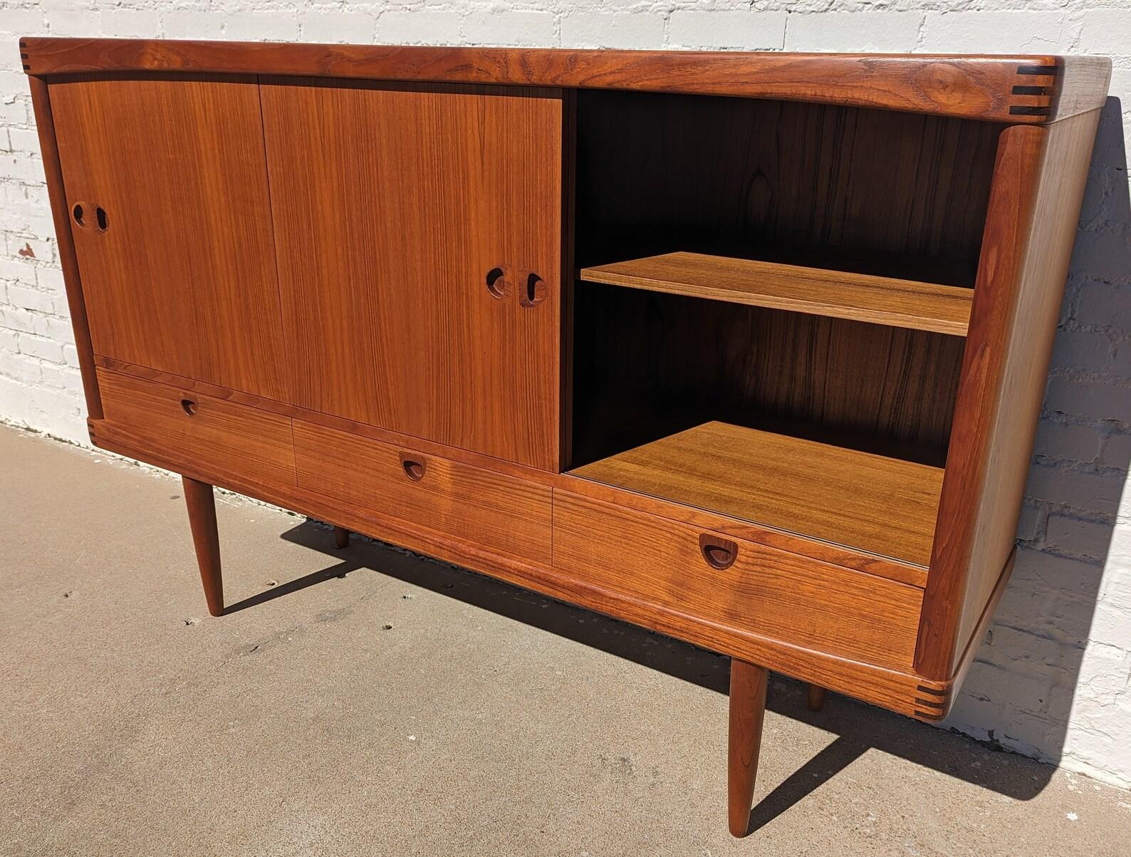 Mid Century Modern Danish Modern Teak Cocktail Cabinet by Bramin

Above average vintage condition and structurally sound. Stunning piece and very well constructed. Has some expected slight finish wear and scratching. Has a couple small dings on