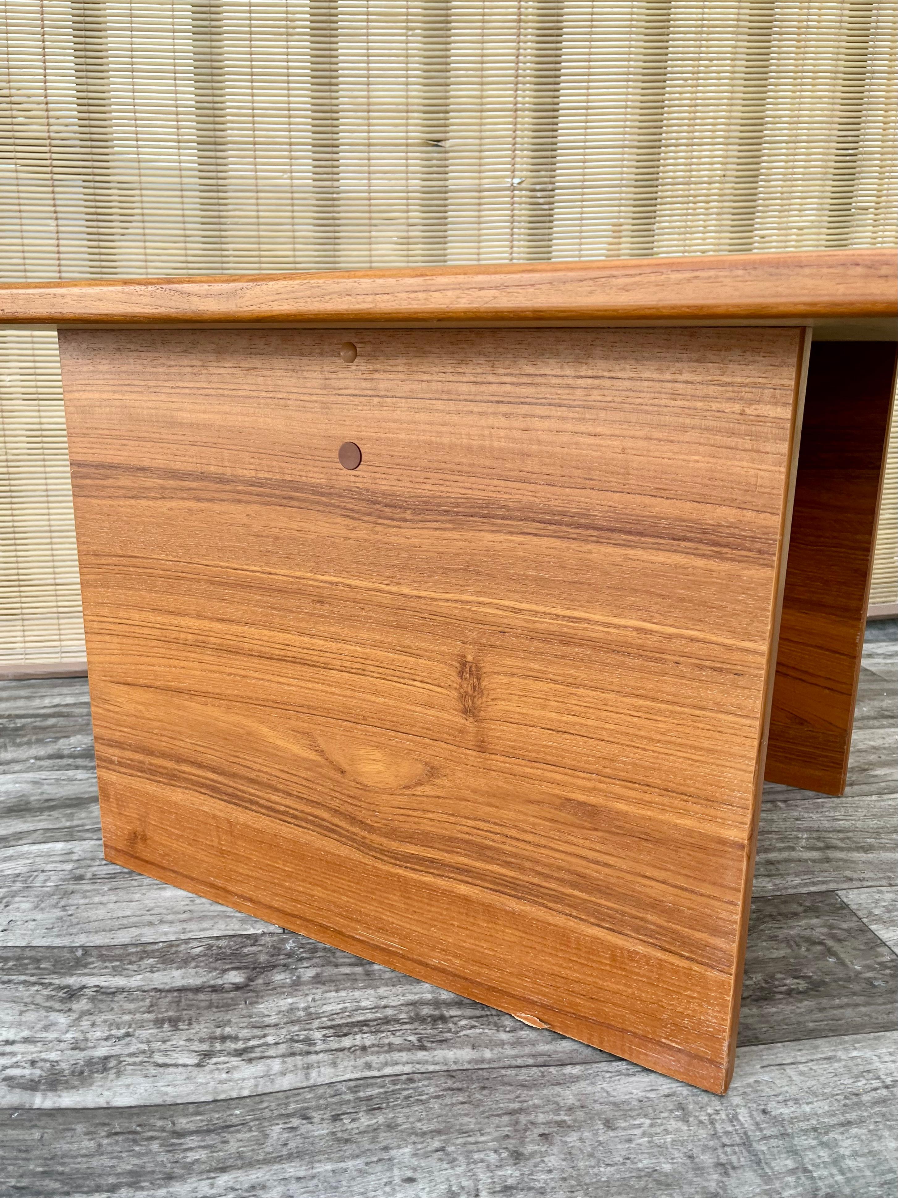 Table d'appoint danoise moderne du milieu du siècle à plateau en tuiles. Circa 1970 en vente 4