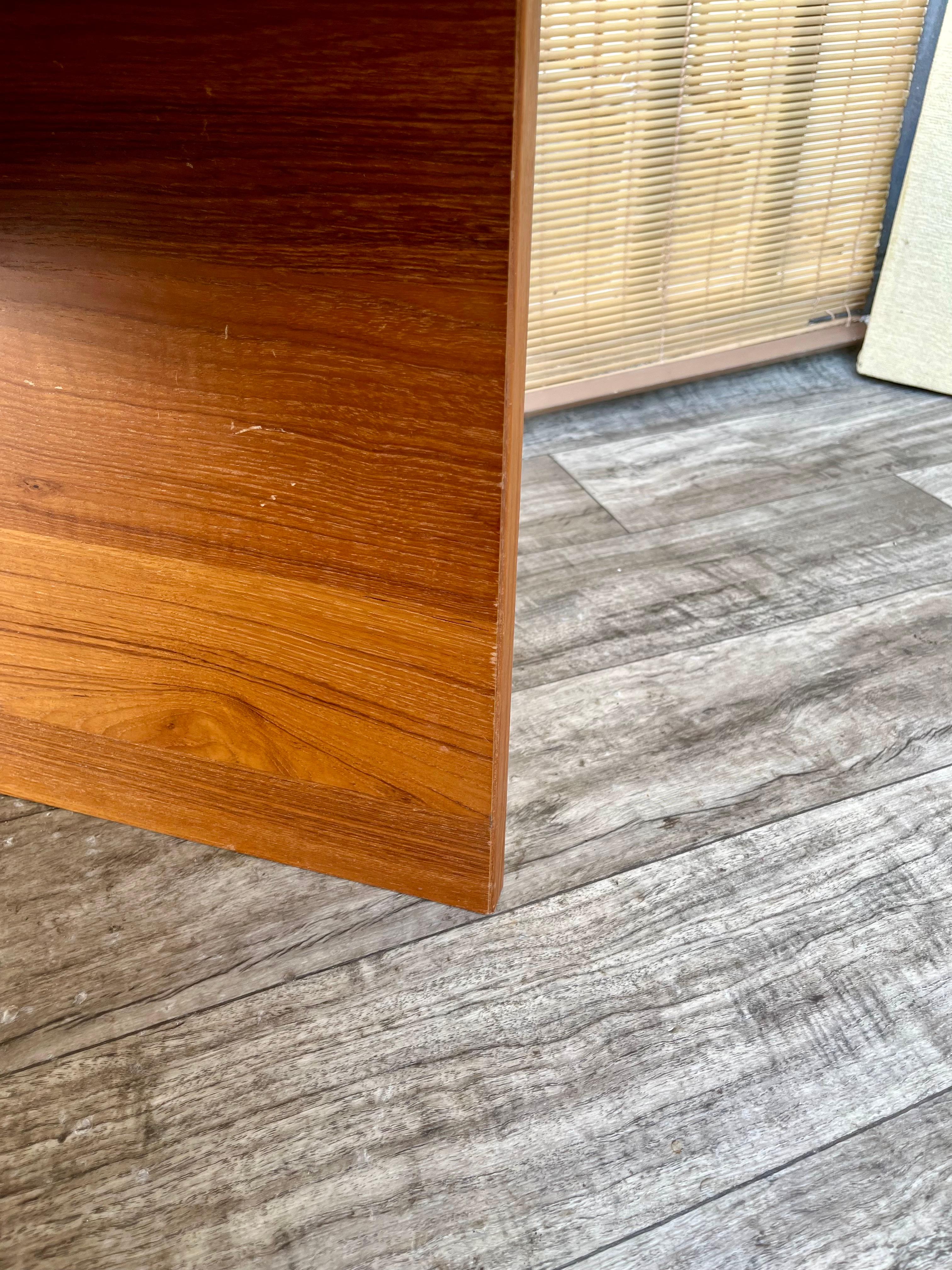 Table d'appoint danoise moderne du milieu du siècle à plateau en tuiles. Circa 1970 en vente 5