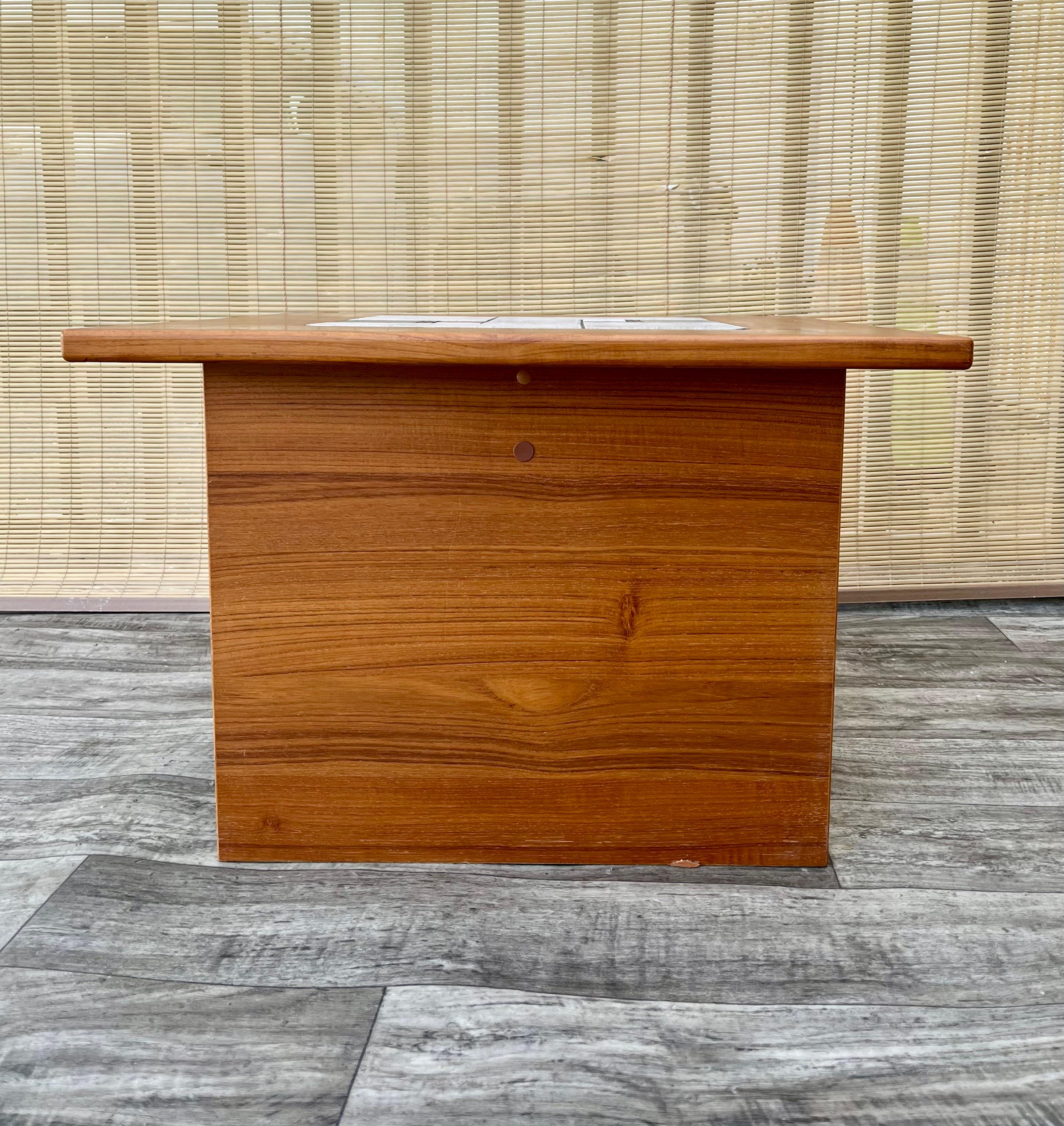 Table d'appoint danoise moderne du milieu du siècle à plateau en tuiles. Circa 1970 en vente 7