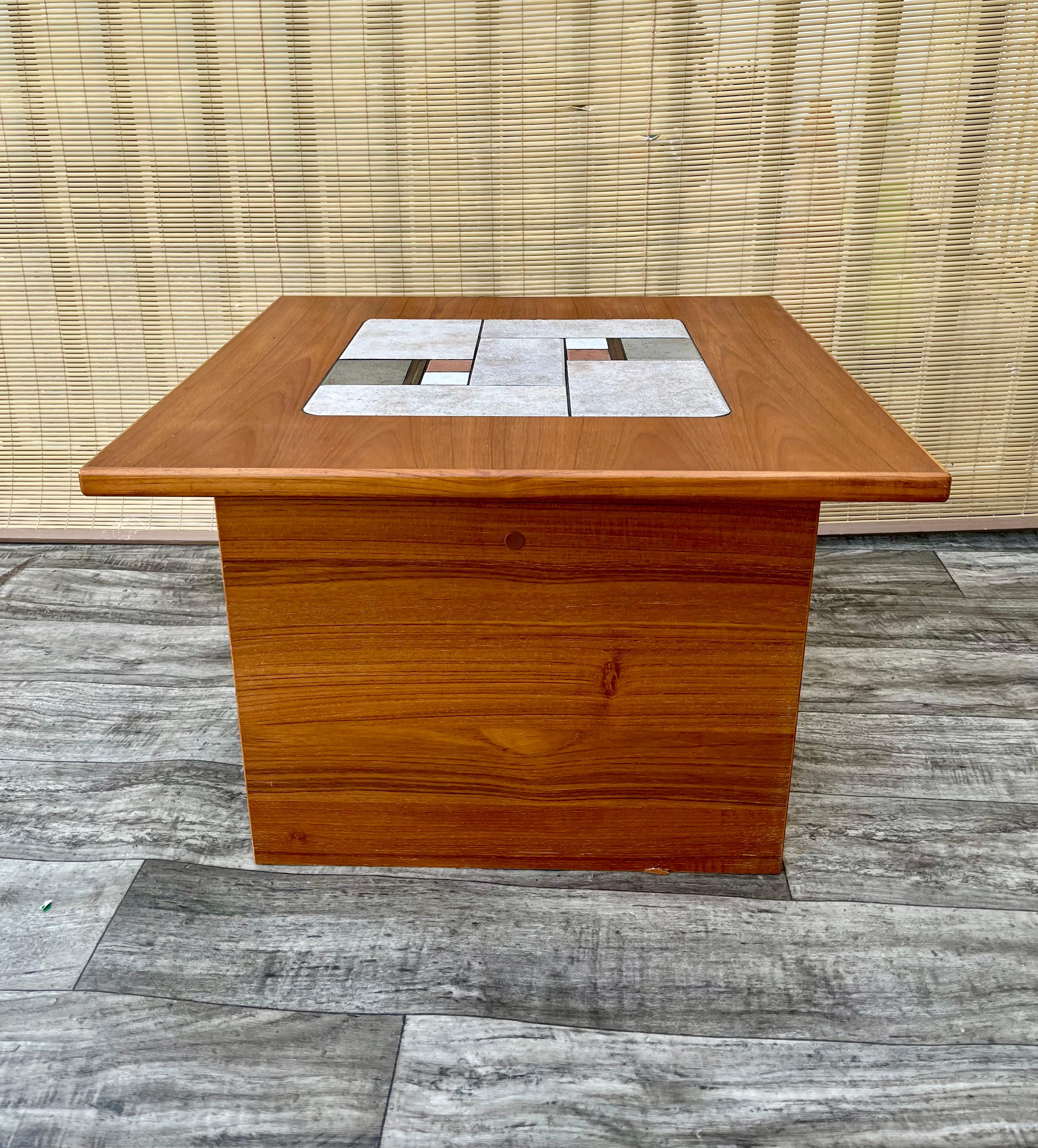 Table d'appoint danoise moderne du milieu du siècle à plateau en tuiles. Circa 1970 en vente 8