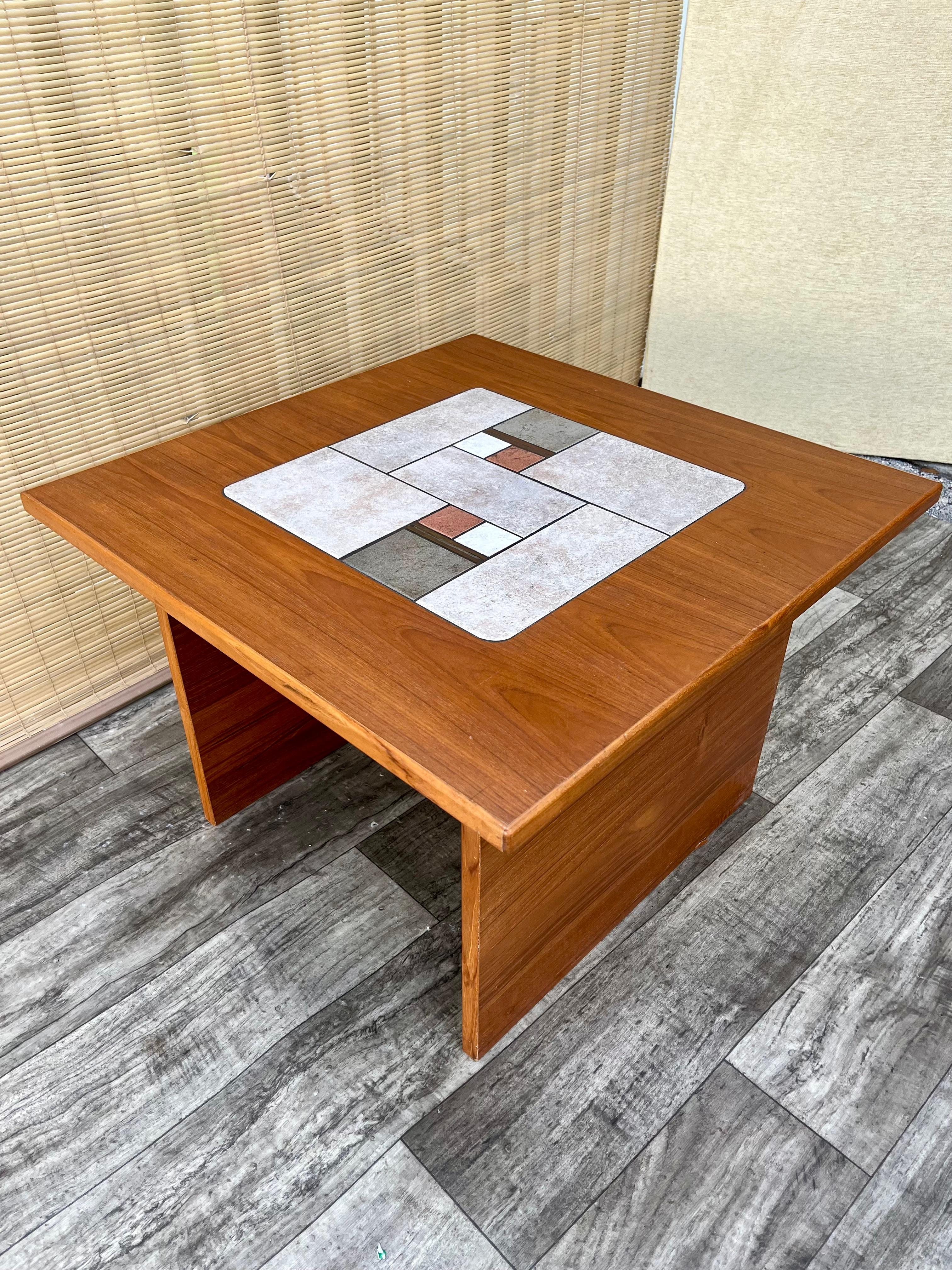 Table d'appoint danoise moderne du milieu du siècle à plateau en tuiles. Circa 1970 en vente 9
