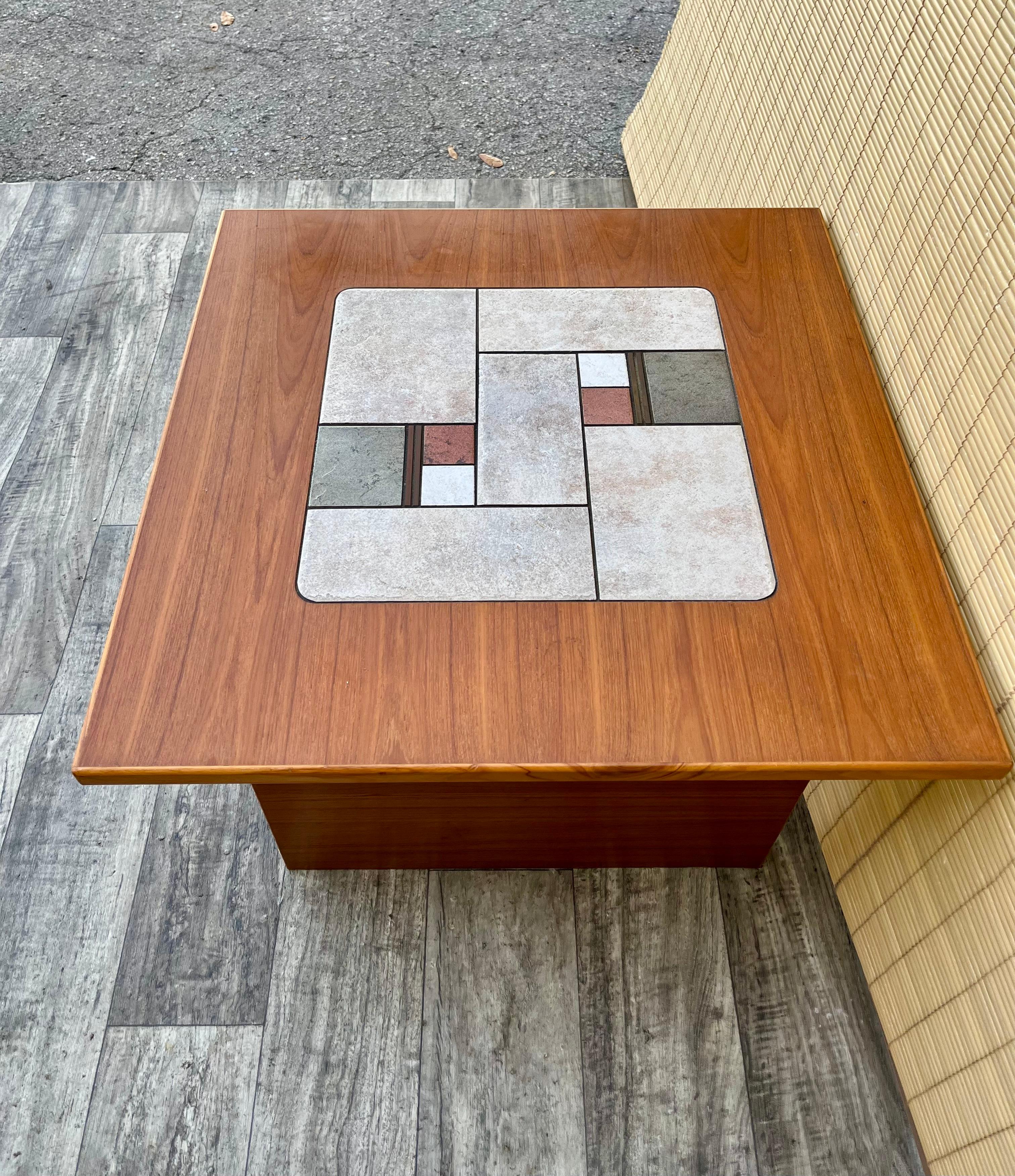 Scandinave moderne Table d'appoint danoise moderne du milieu du siècle à plateau en tuiles. Circa 1970 en vente