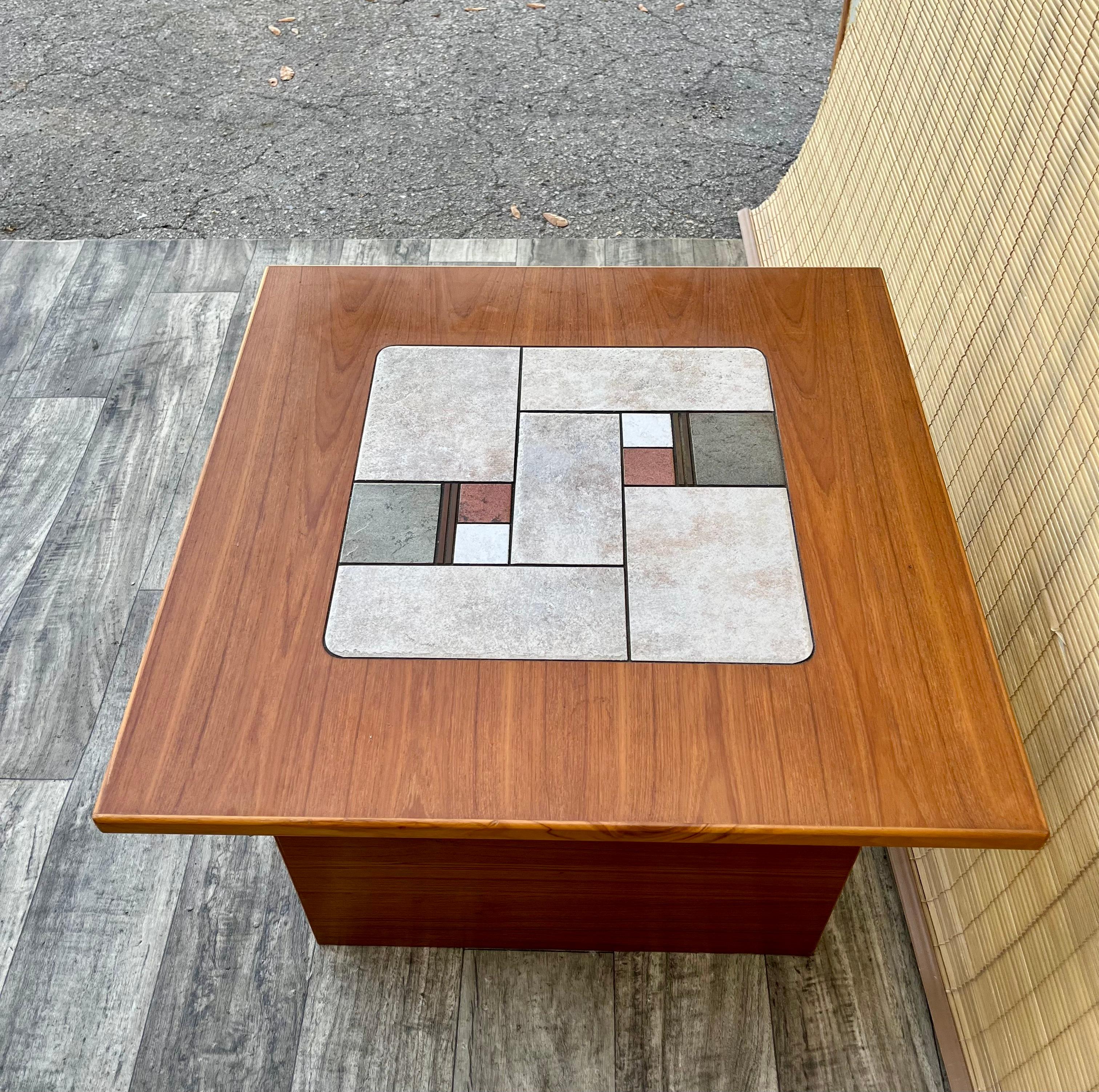 Danois Table d'appoint danoise moderne du milieu du siècle à plateau en tuiles. Circa 1970 en vente